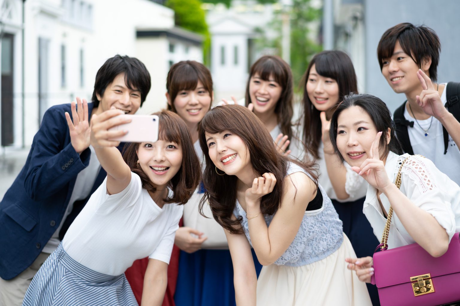 7人の女性で記念写真