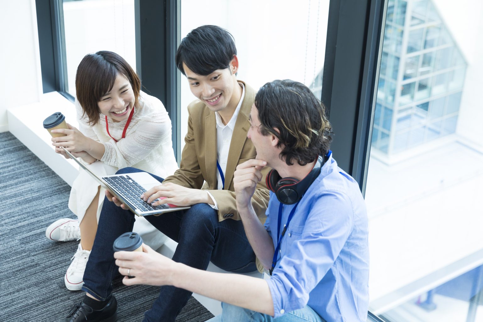 男女3人で企画する