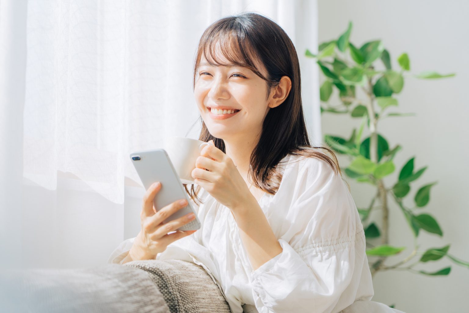 スマホを見て楽しむ女性