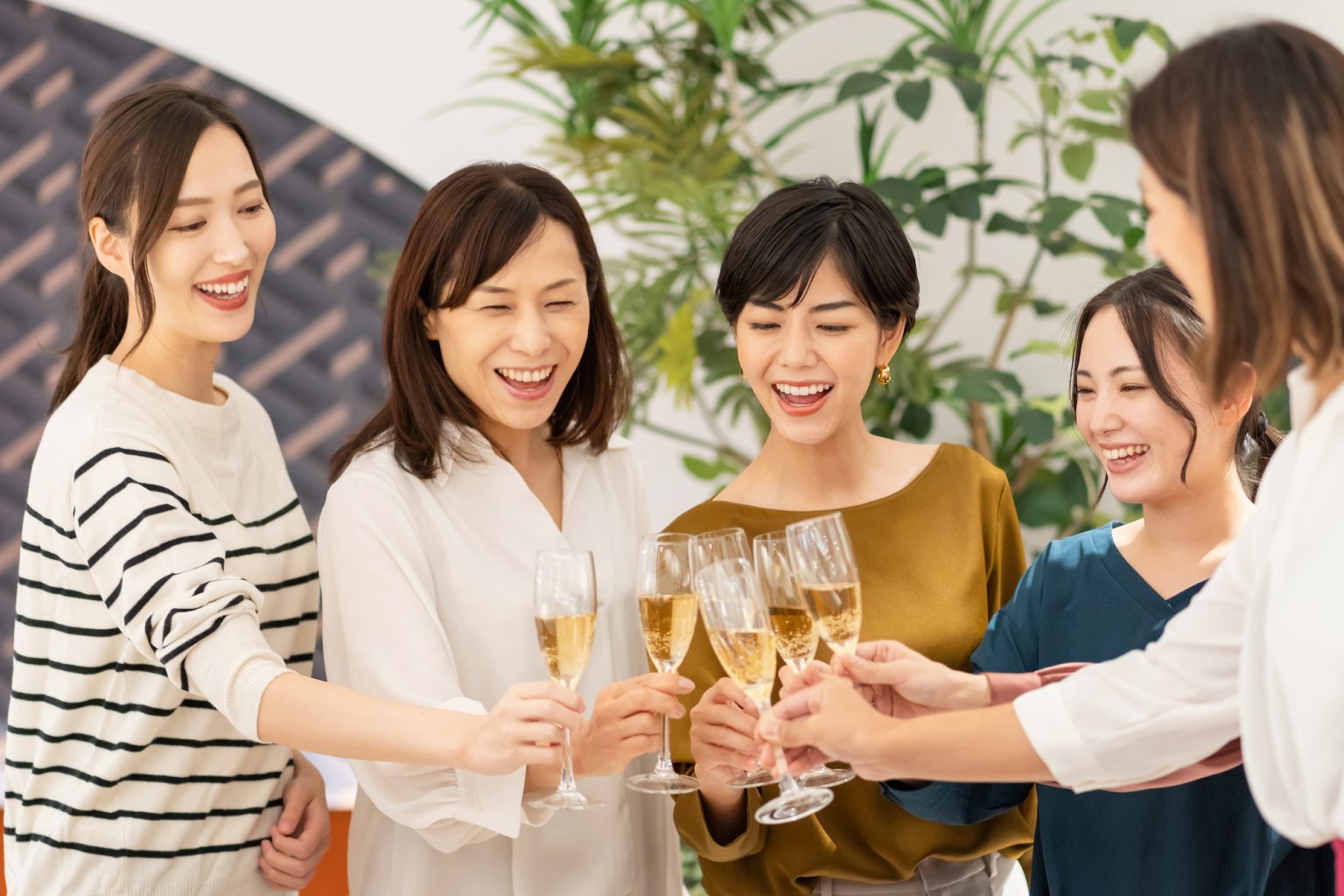 女性同士で乾杯