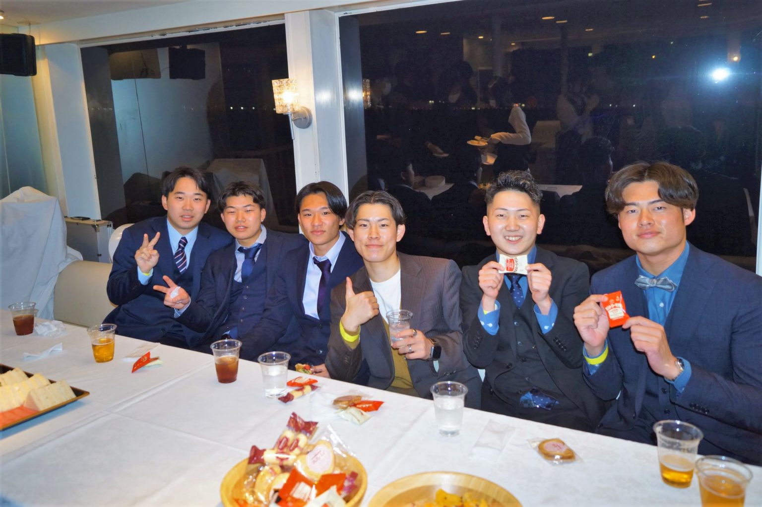 船内で軽食を楽しむ笑顔の男性グループ