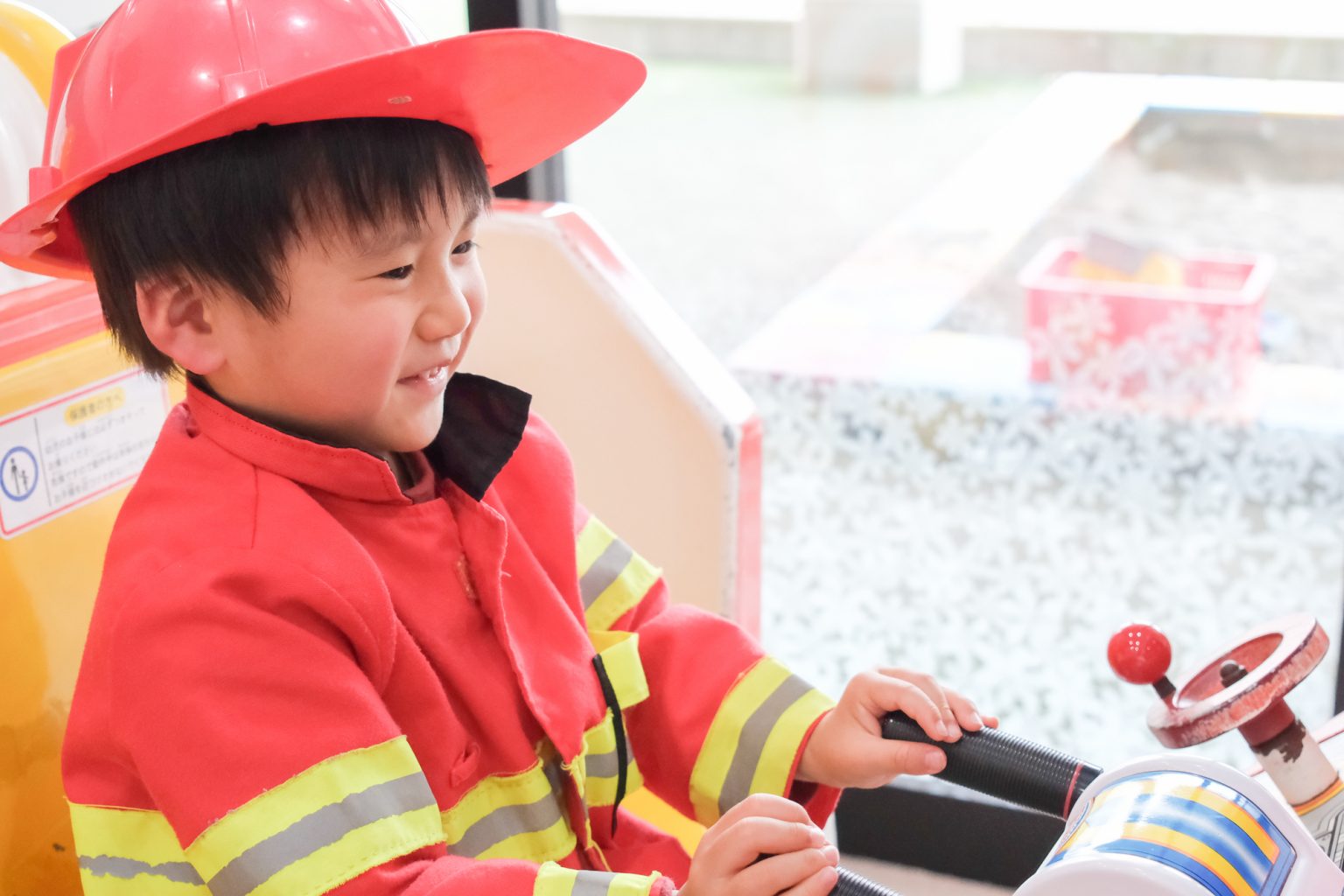 小さい子供が笑顔