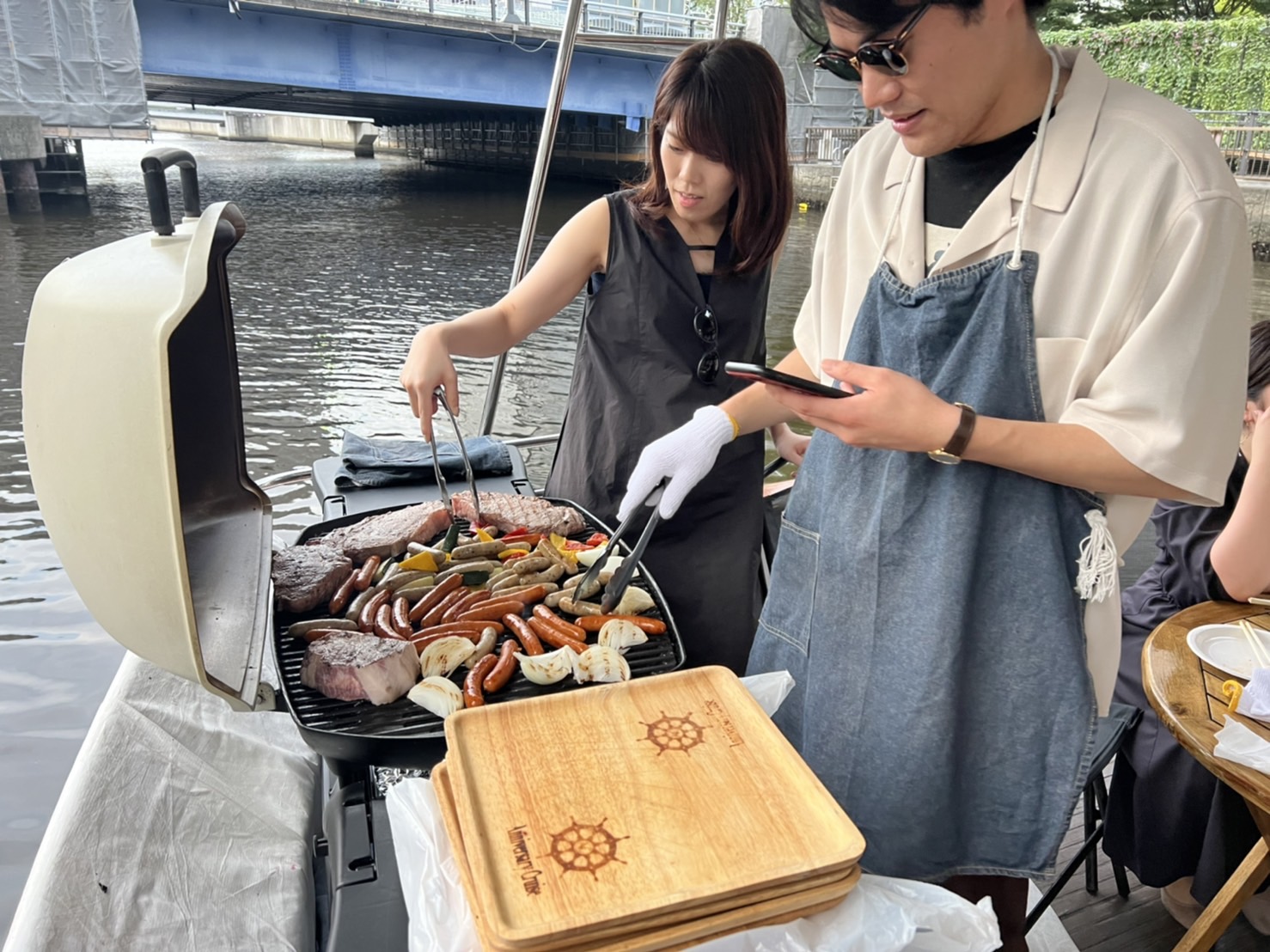 グランドバンクス号の後方デッキでバーベキューを楽しむ