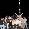 スカイツリーのイルミネーションを背景に集合写真を撮影する法人様