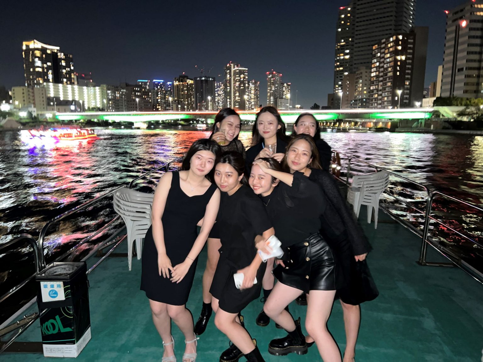 オリエンタル号のスカイデッキで写真を撮る大学生女性グループ