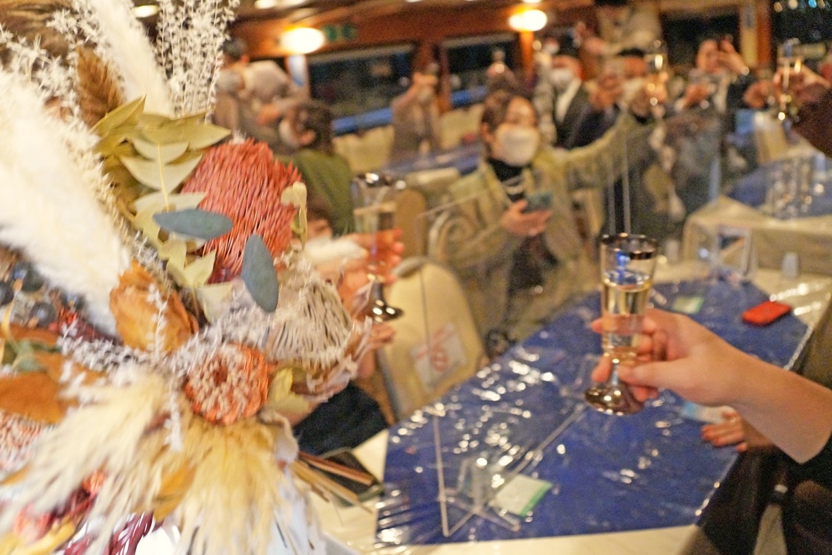 スパークリングワインで乾杯する様子