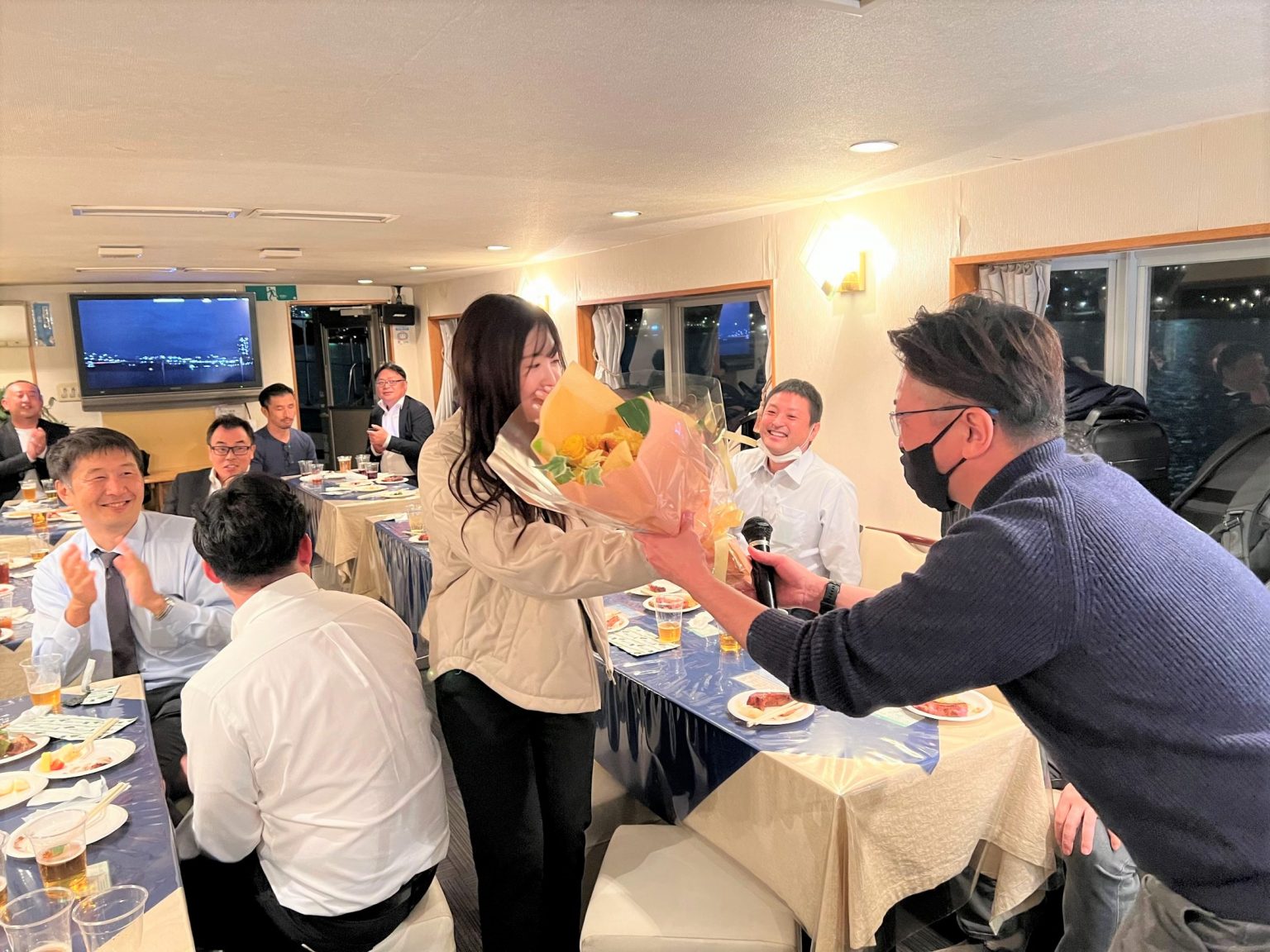 サプライズで花束を受け取る女性