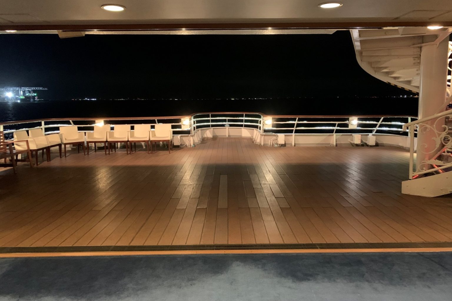 クラシカ号の潮風テラス