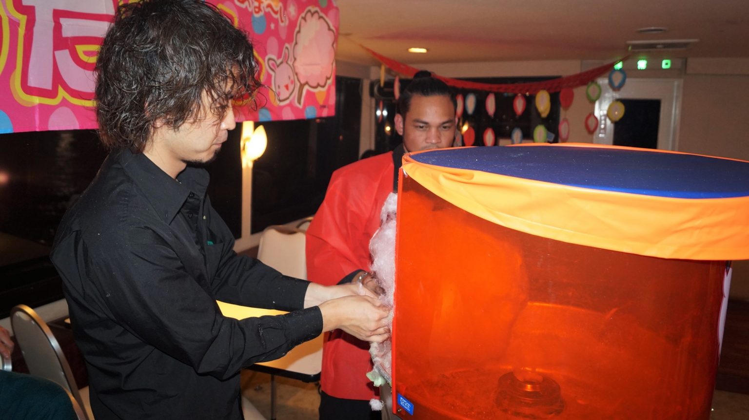 縁日クルーズのわたがしコーナーを楽しむ男性たち