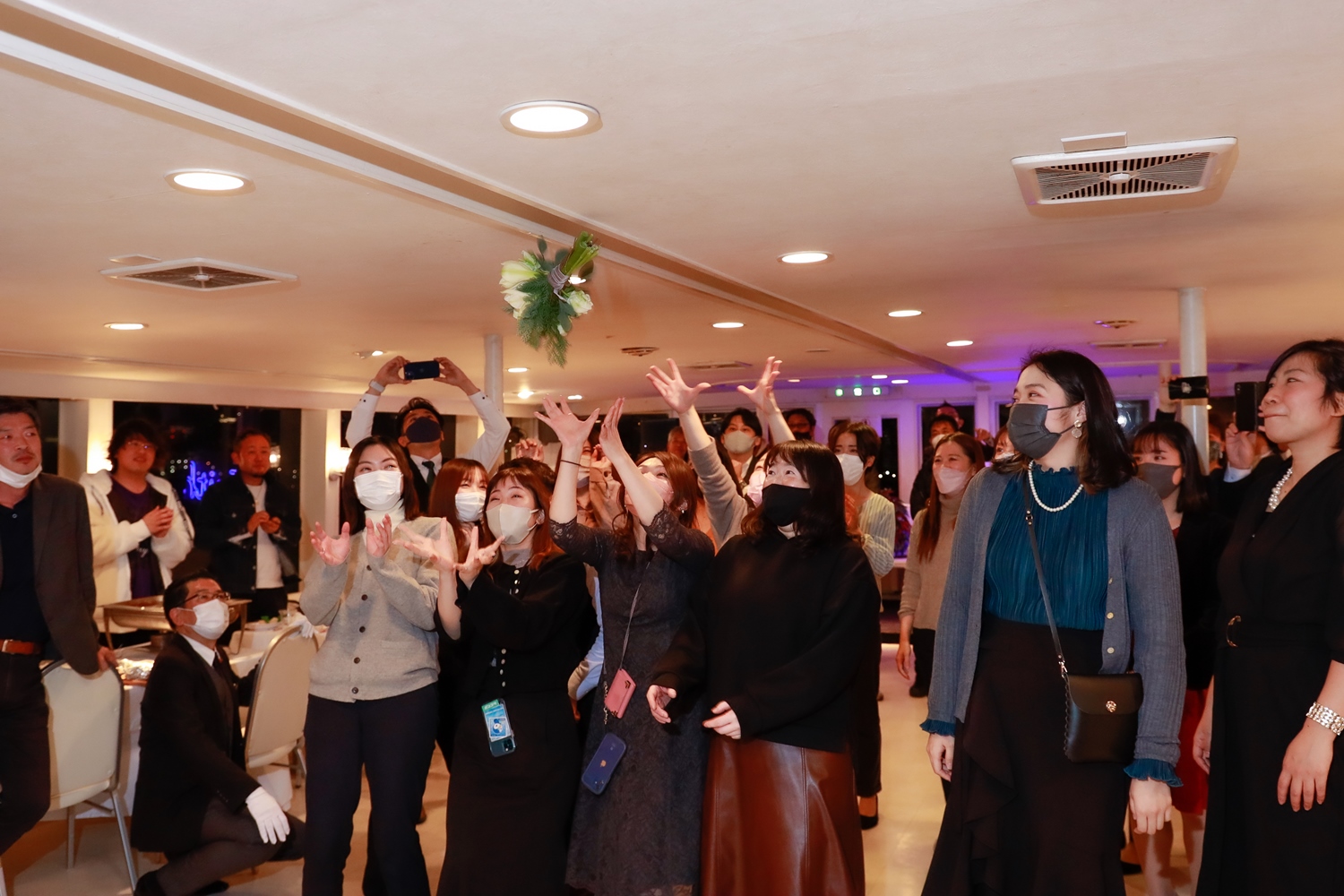 セレブリティ2船内でブーケトスを行う様子