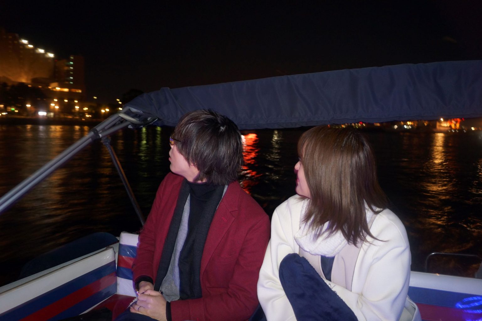 夜景に見惚れながらクルージングを楽しむご夫婦