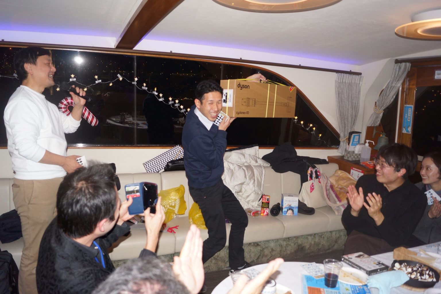 ビンゴゲームを楽しむ男女