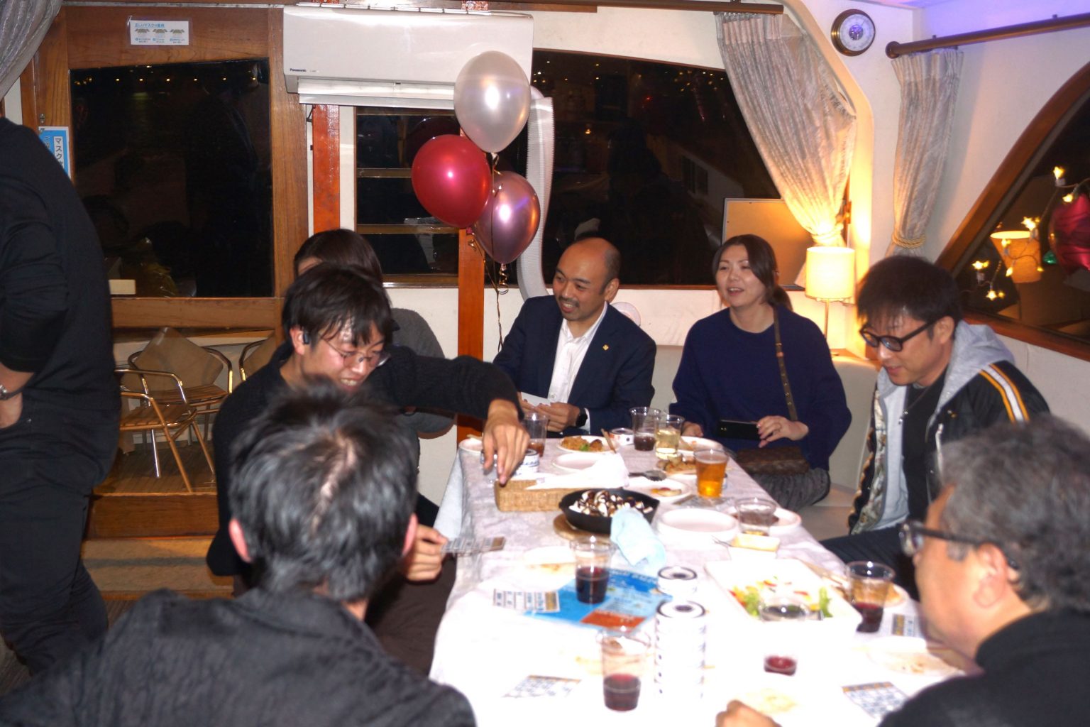 ビンゴゲームを楽しむ男女