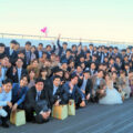 フロンティアルーツ号で結婚パーティーを行う団体。桟橋で記念撮影を行う。