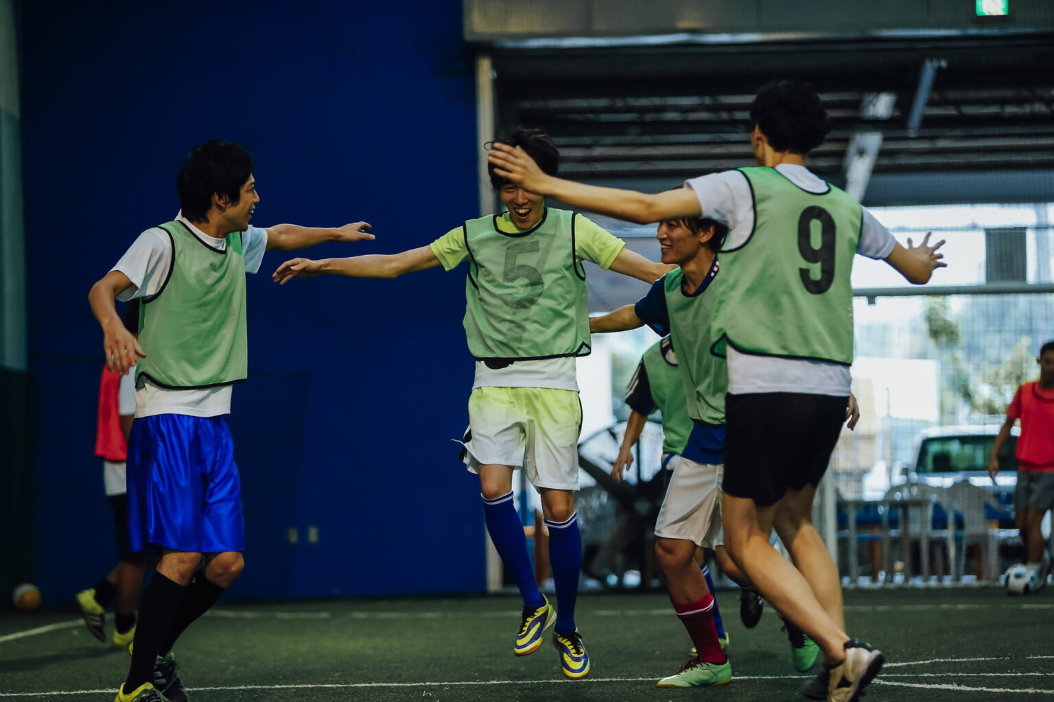 喜び合う選手たち