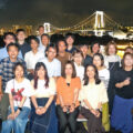 カナロア号の2階スカイデッキにてお台場の夜景とともに記念撮影