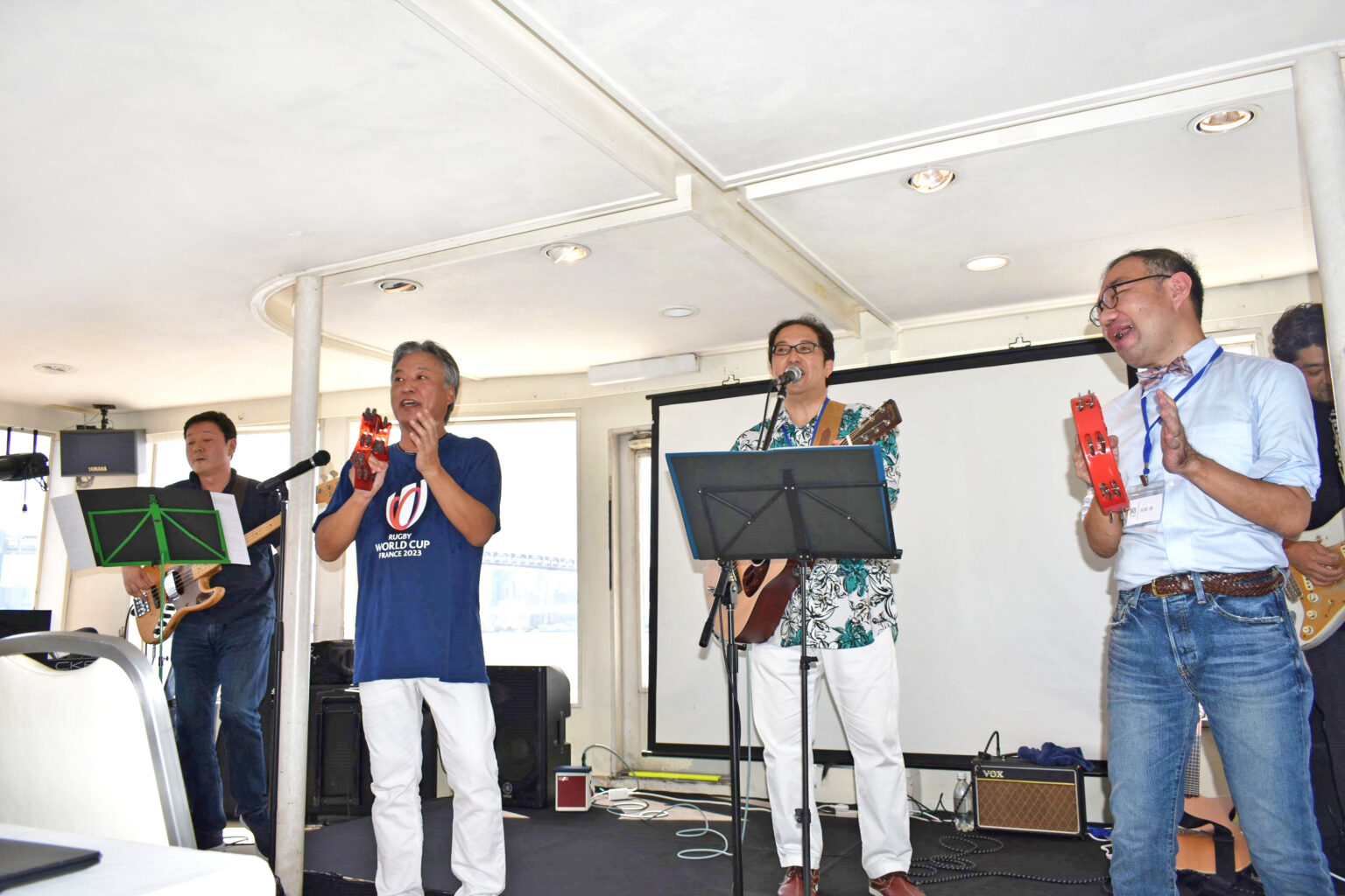 線内で楽器の生演奏を行う男性たち