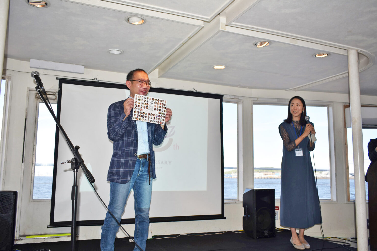 セレブリティ船内でスピーチをする男性