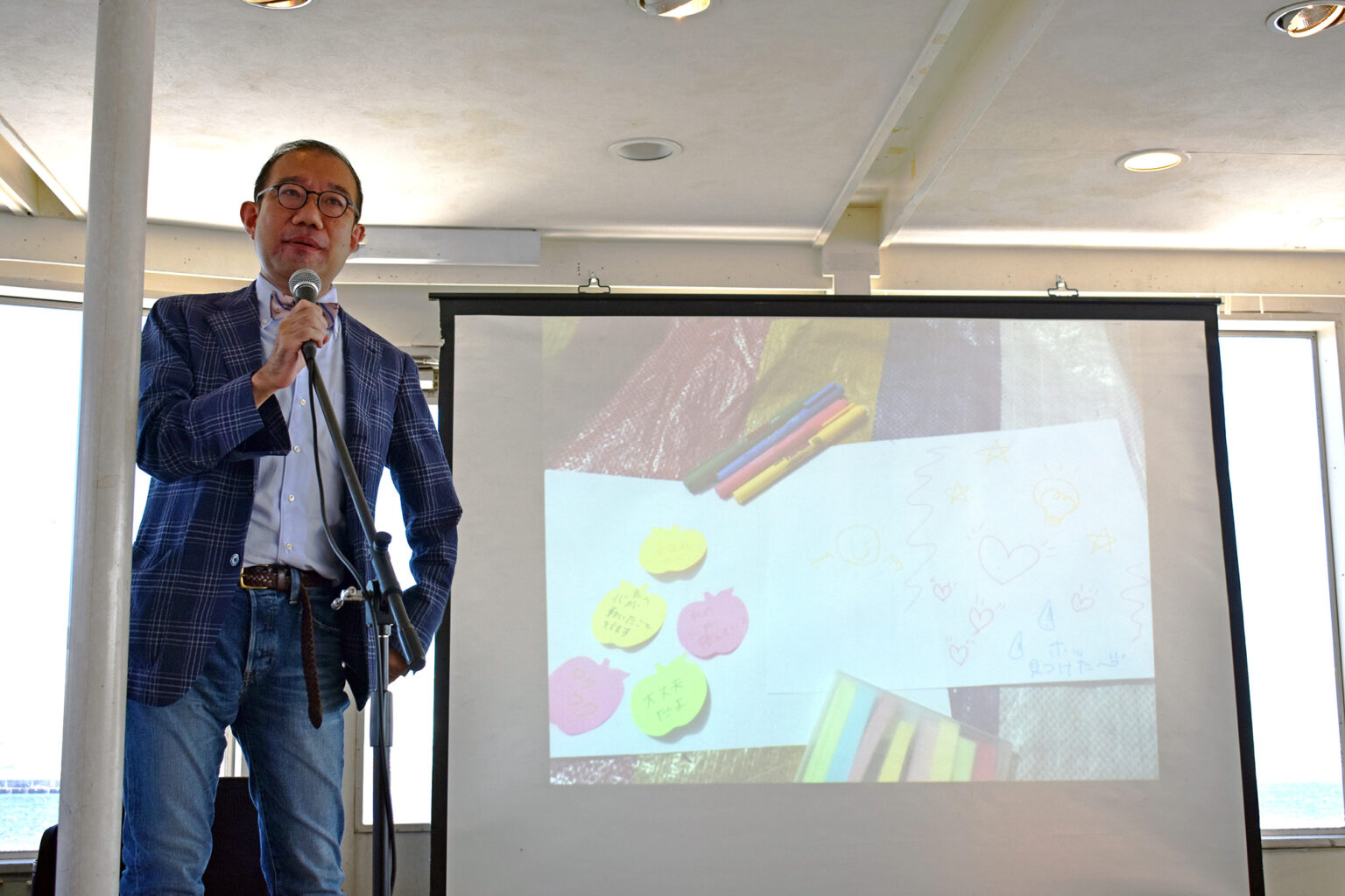 セレブリティ船内でスピーチをする男性