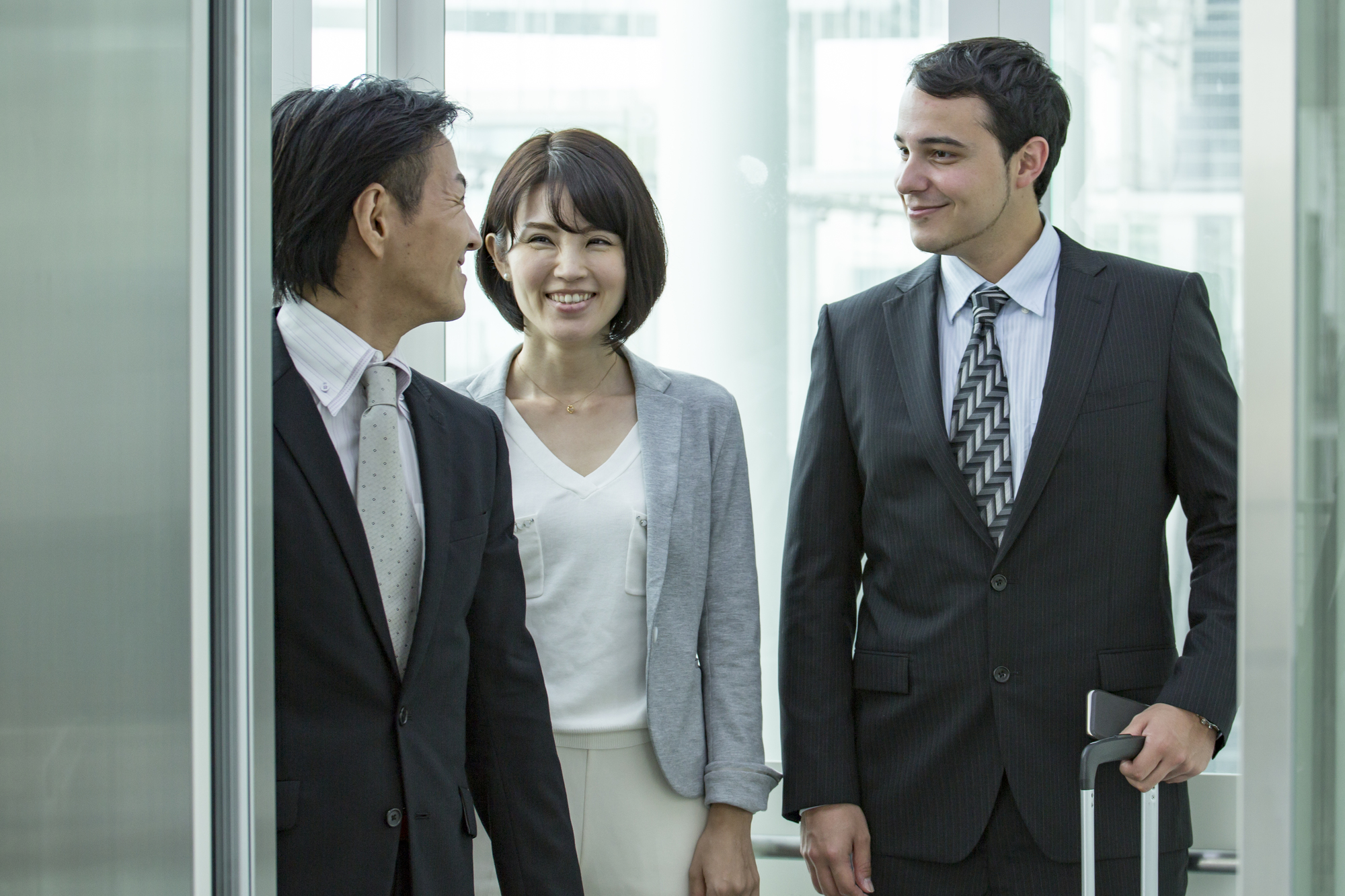 ビジネスシーンで接待を受ける人