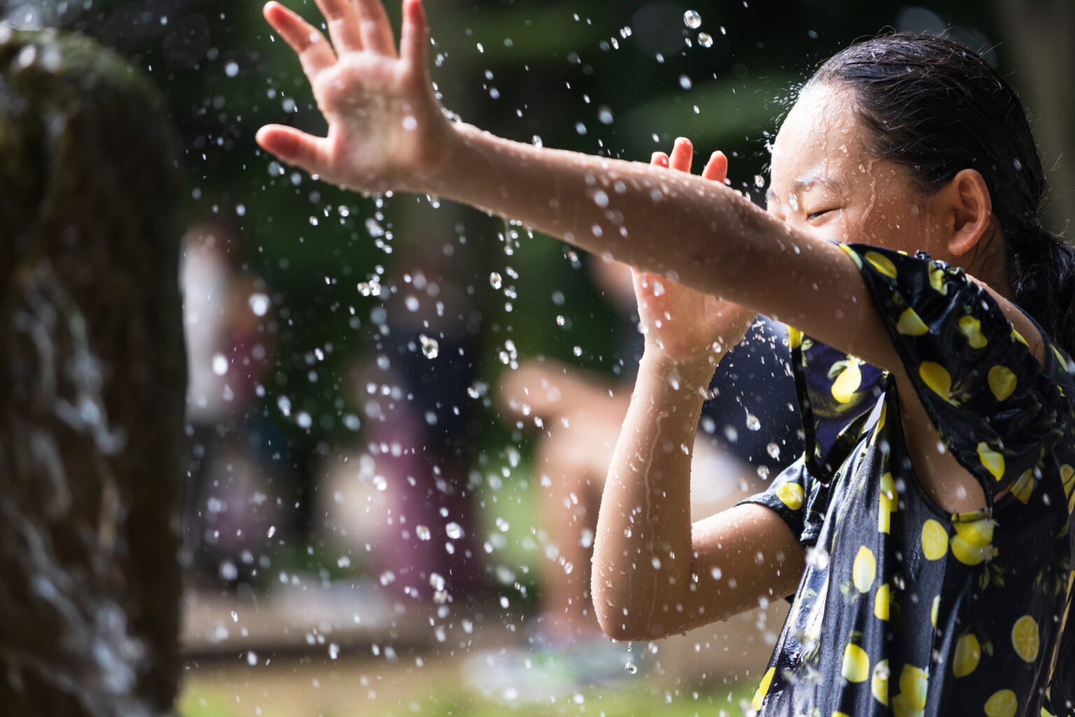 水を浴びる女の子