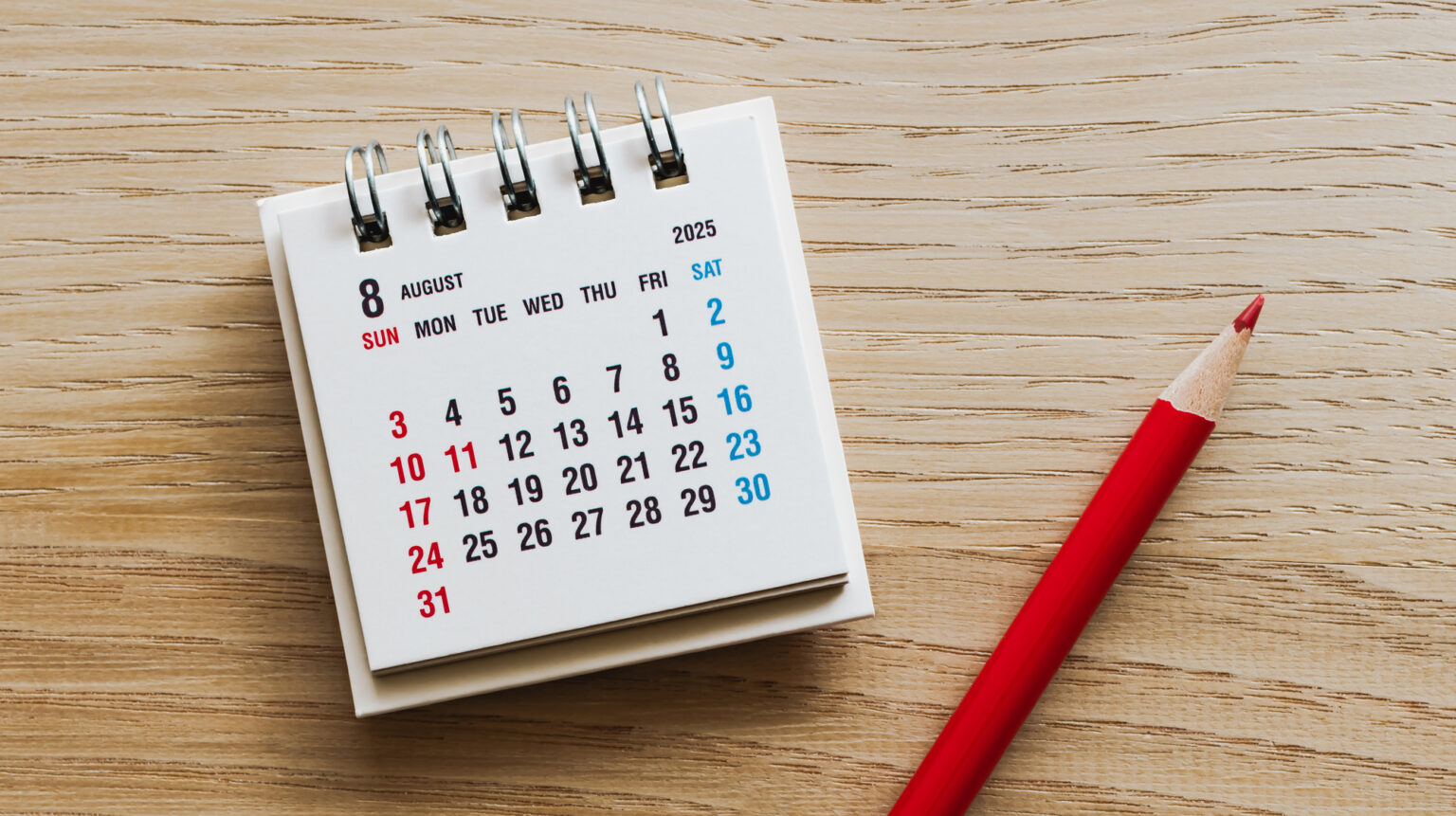 カレンダーと赤鉛筆