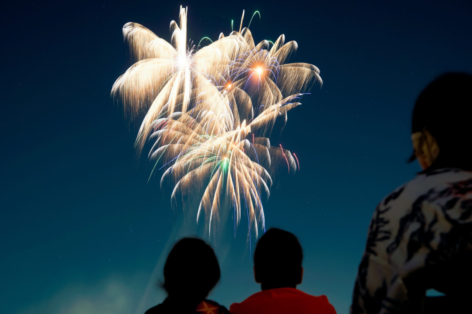 打ち上げ花火を見るイメージ