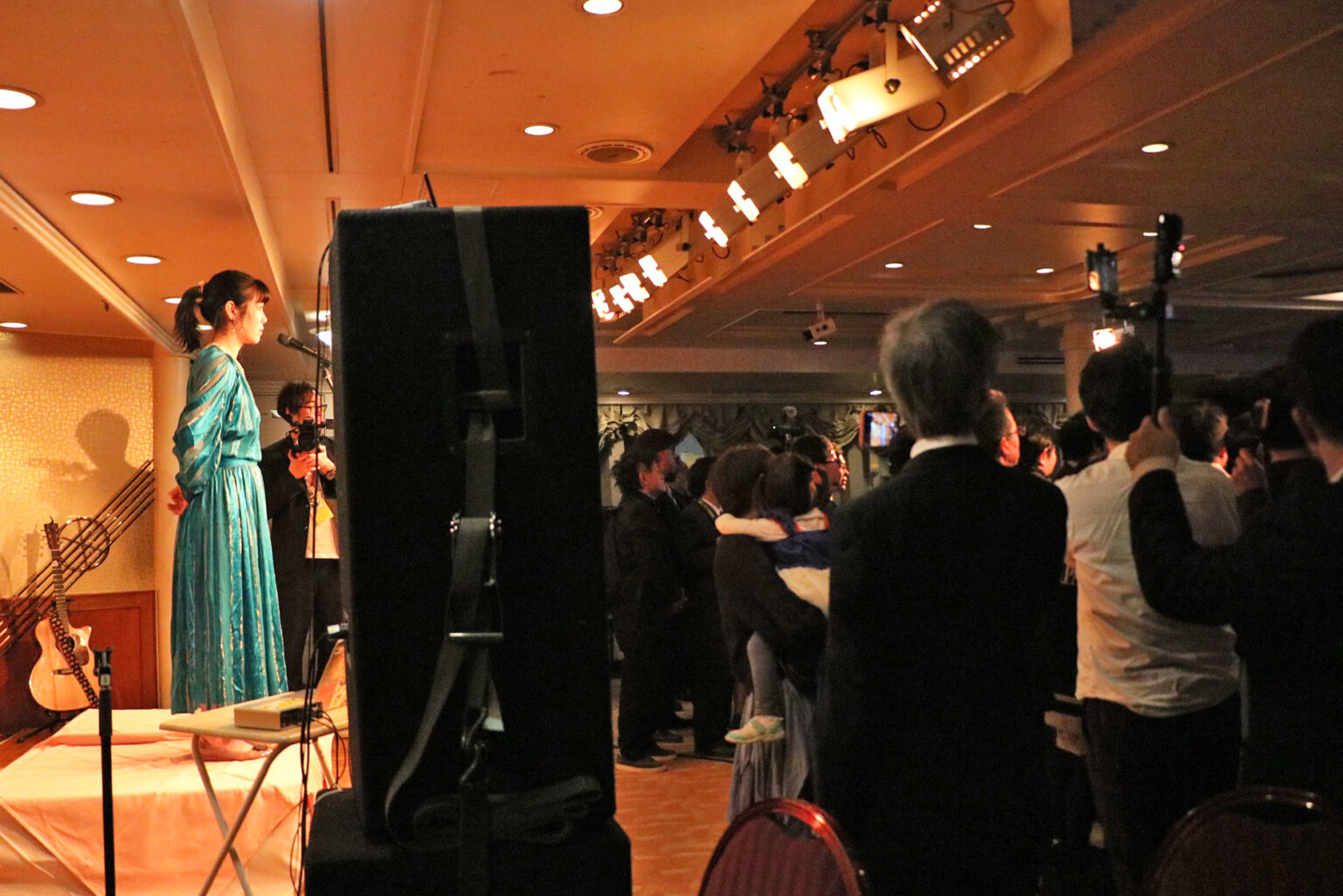 モデルナ号のエンペラールームで船上ライブを行う様子