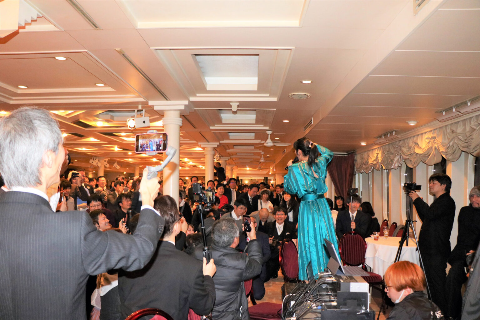 モデルナ号のエンペラールームで船上ライブを行う様子