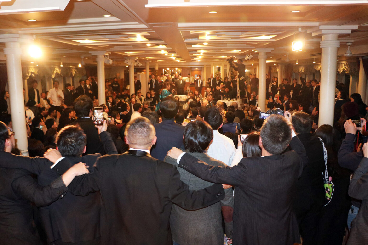 モデルナ号のエンペラールームで船上ライブを行う様子