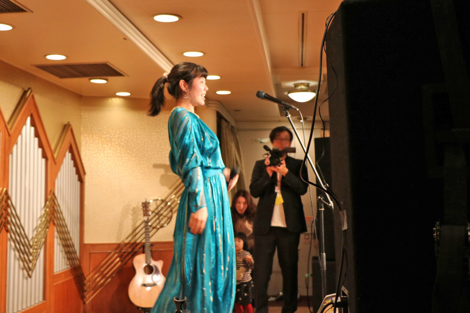 モデルナ号のエンペラールームで船上ライブを行う様子