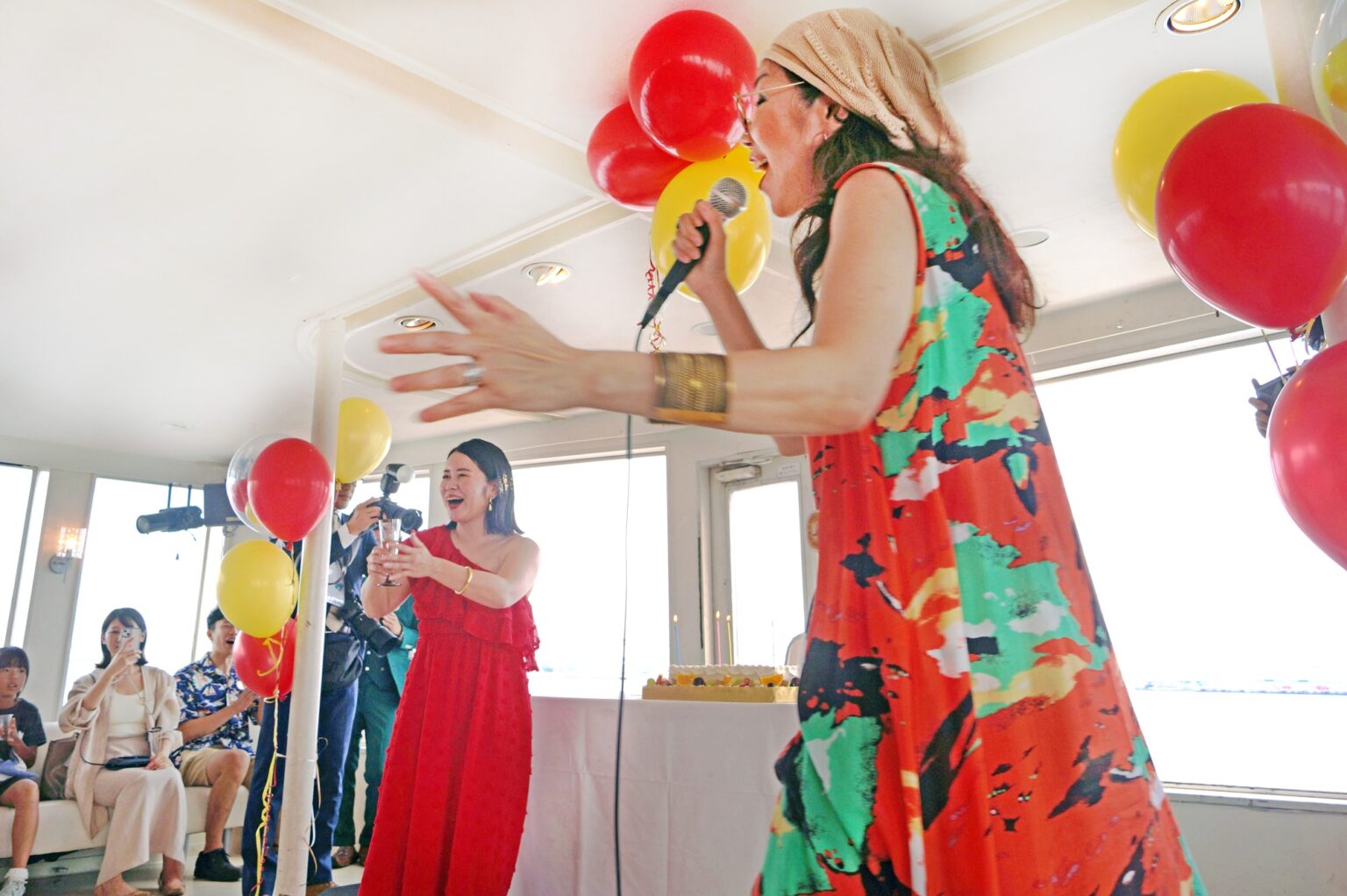 バルーン装飾した船内でパーティー
