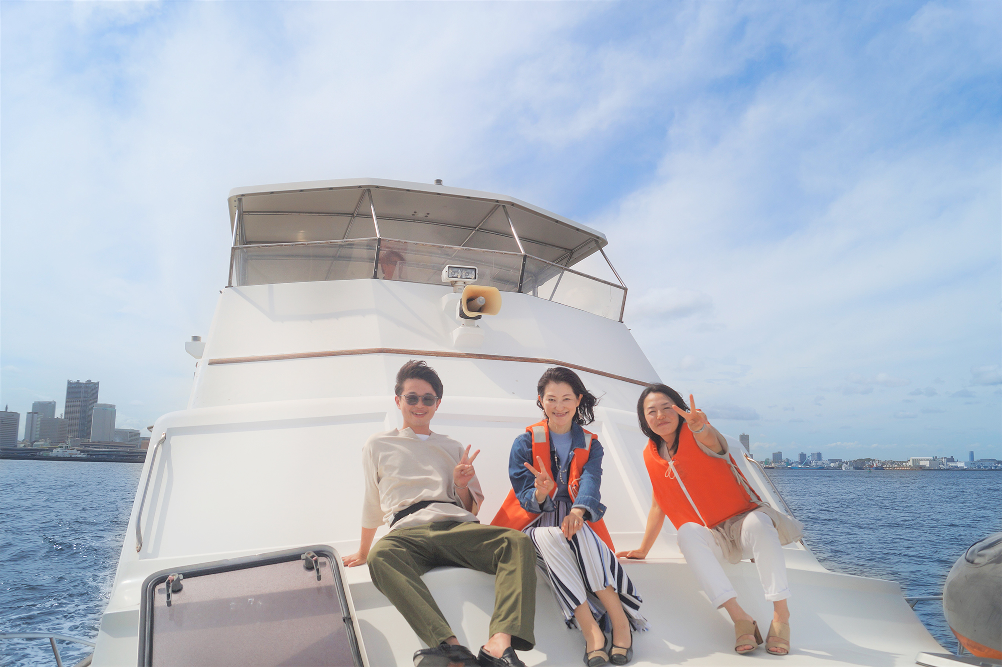 船首で記念撮影