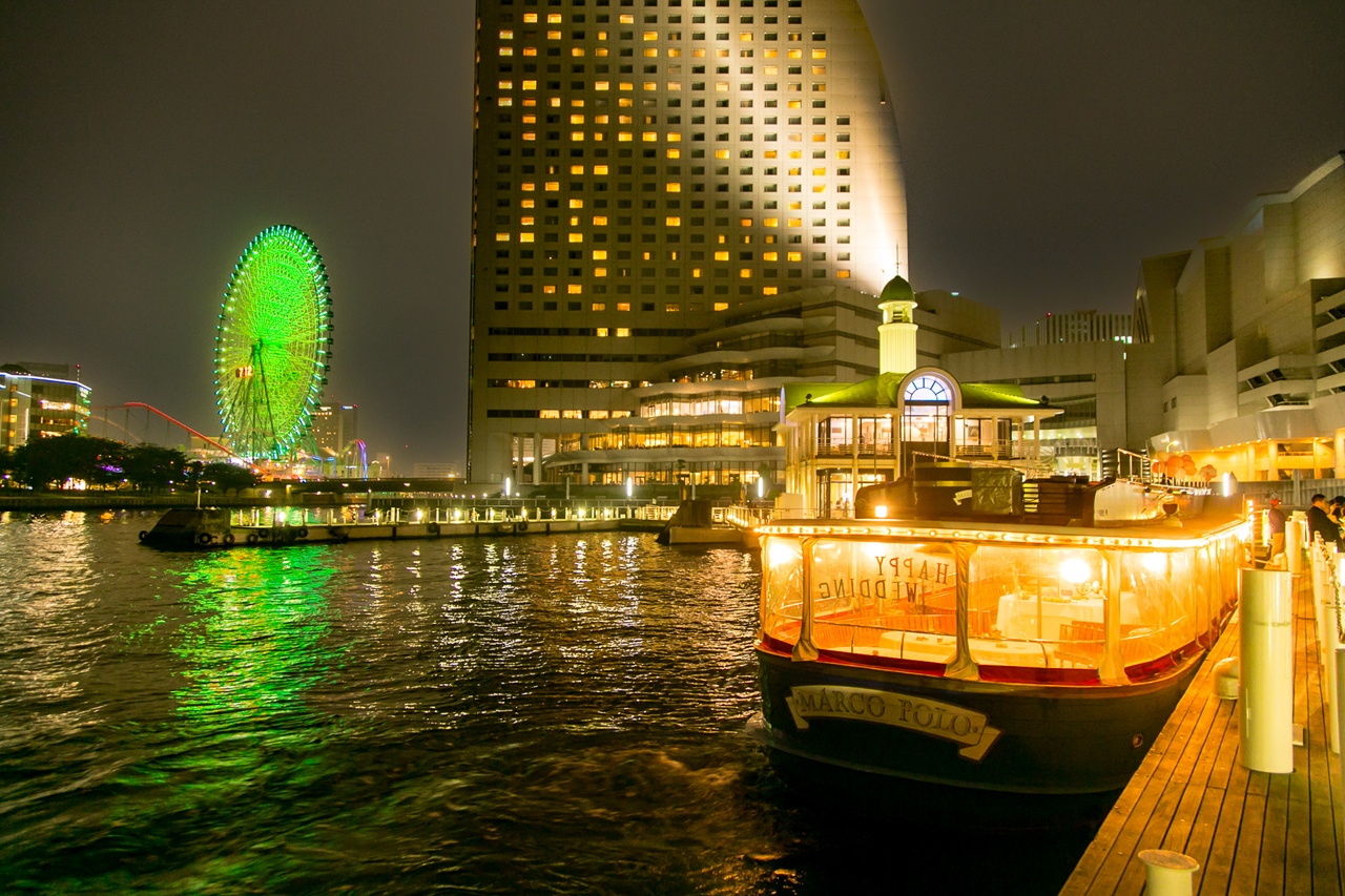 みなとみらいぷかり桟橋に着岸するマルコポーロ