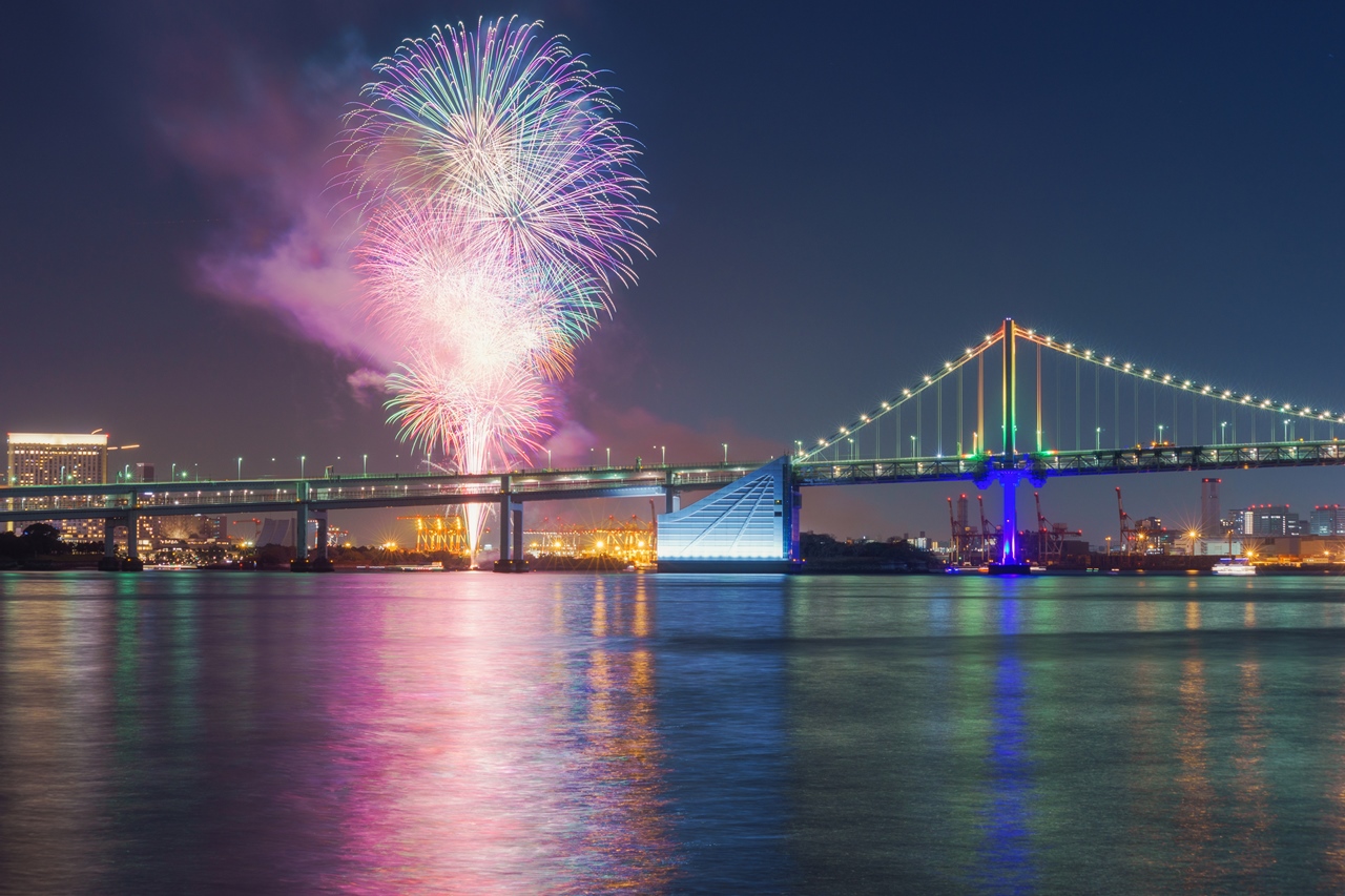 日の出側から見るお台場レインボー花火