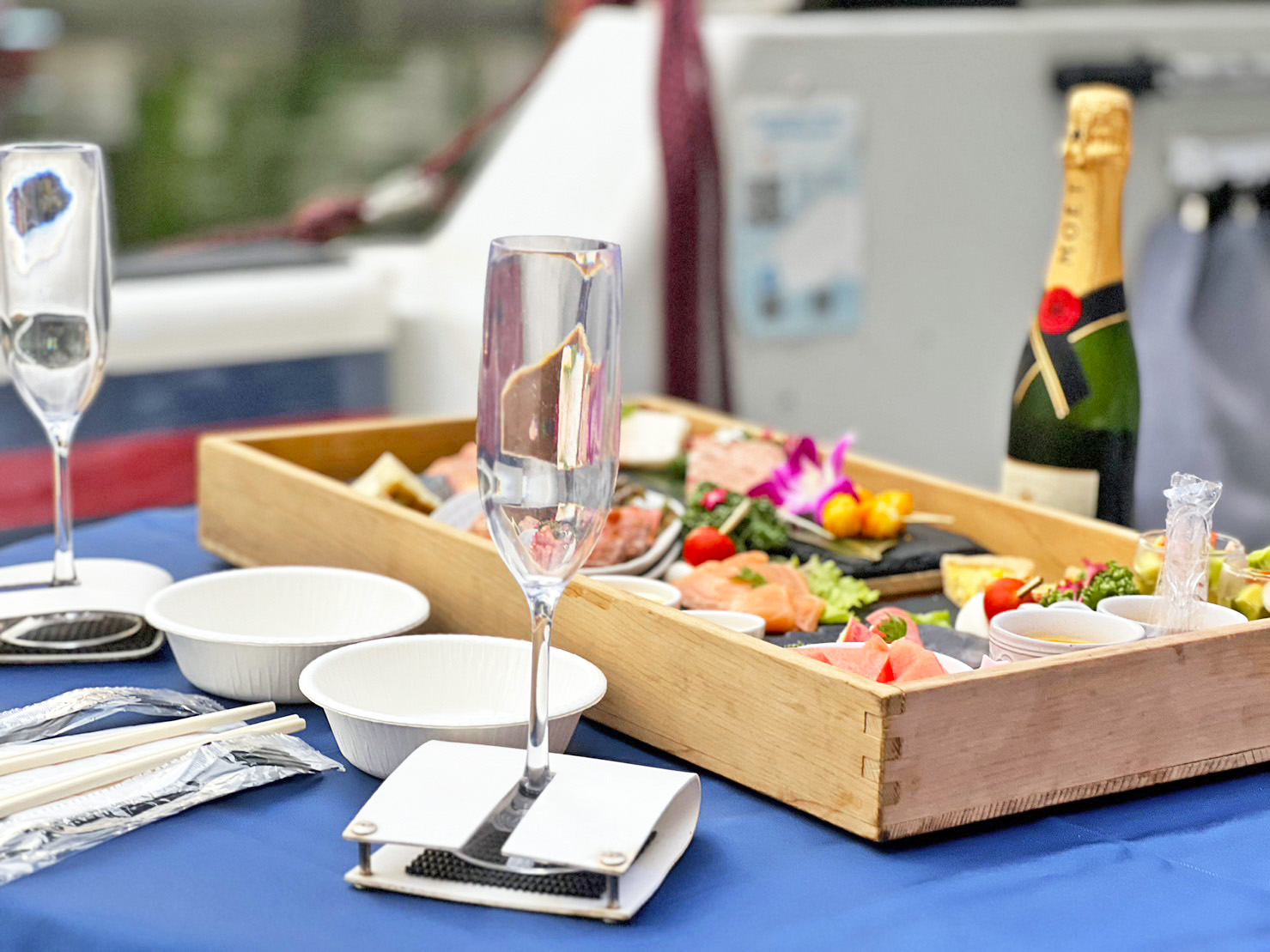 フィンガーフードとシャンパン＠クルーザー