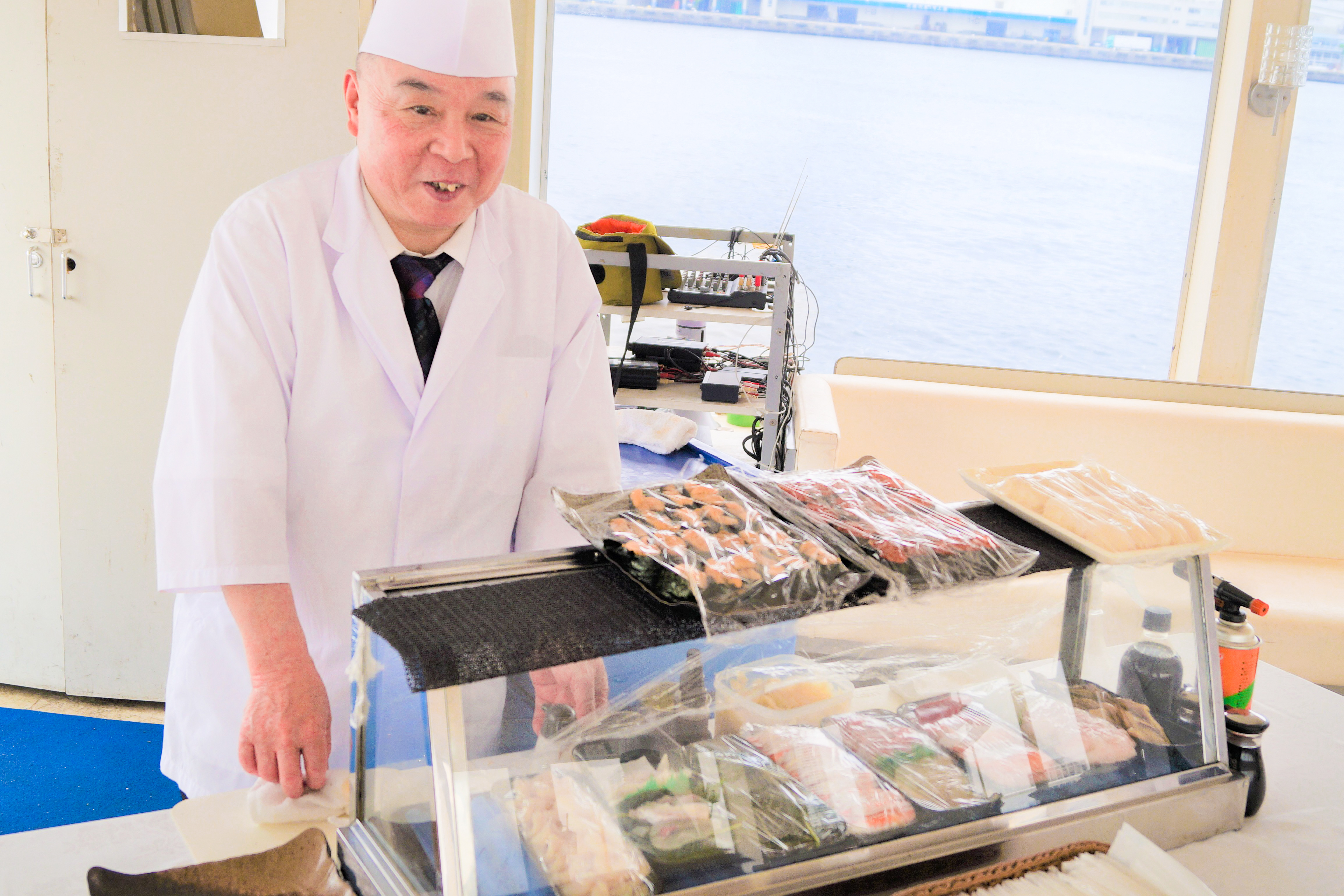 船上で寿司を提供する寿司職人