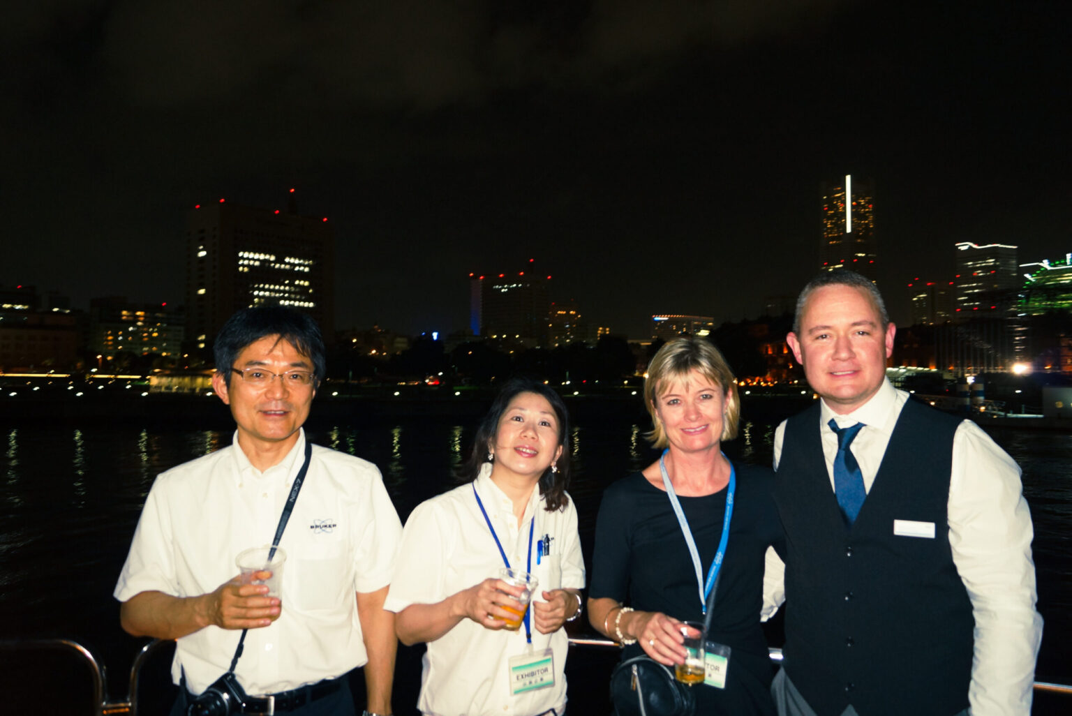 海外の方と船のデッキで記念撮影