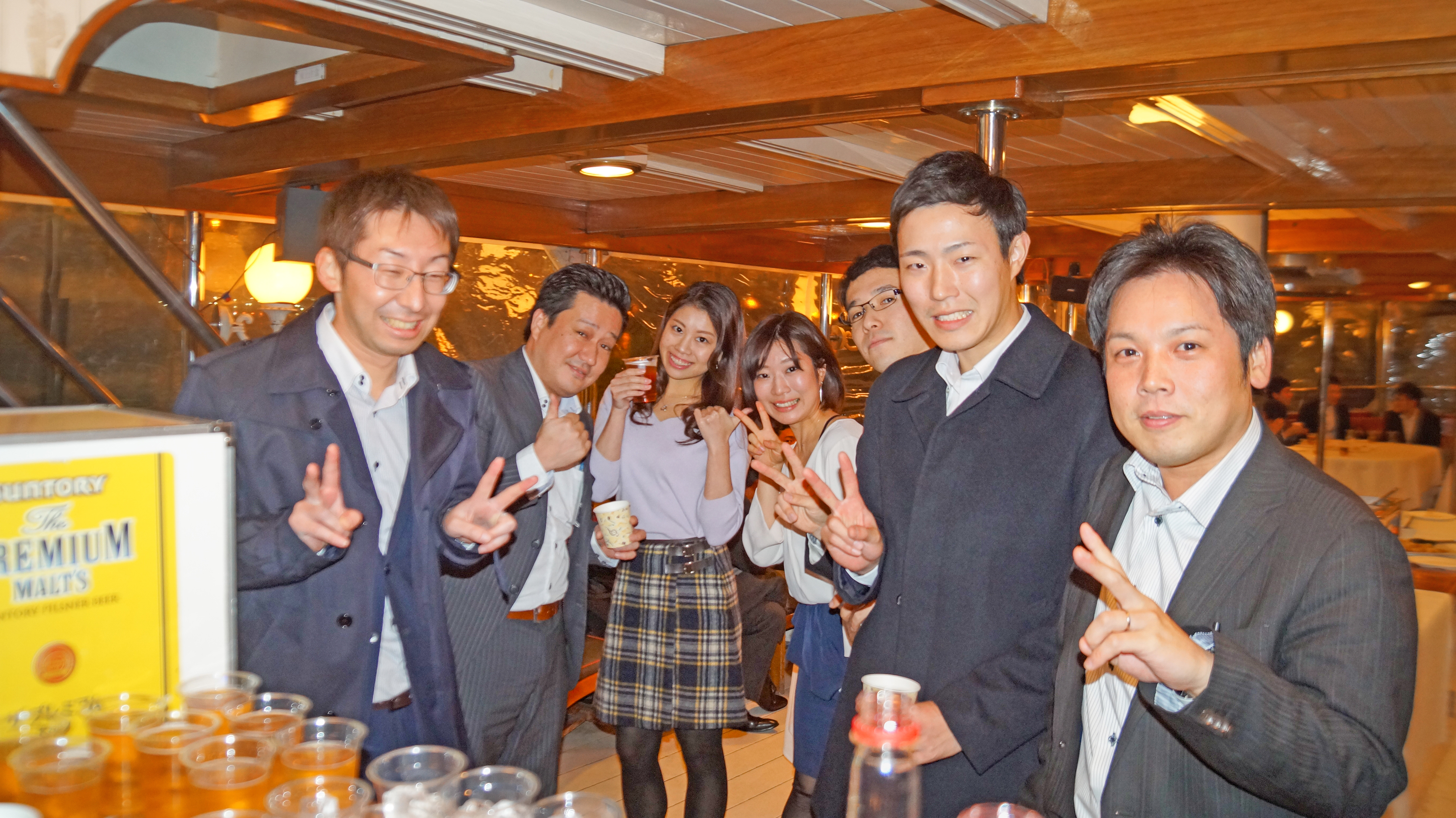 ビールを手に取る人