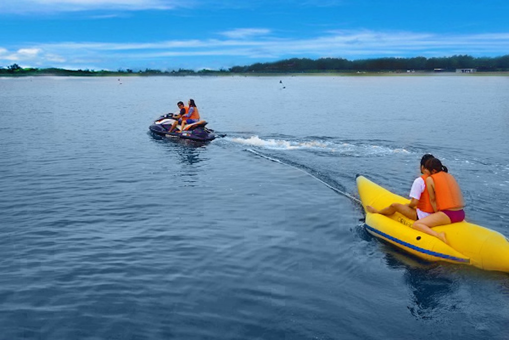 海上ボートで遊ぶ様子