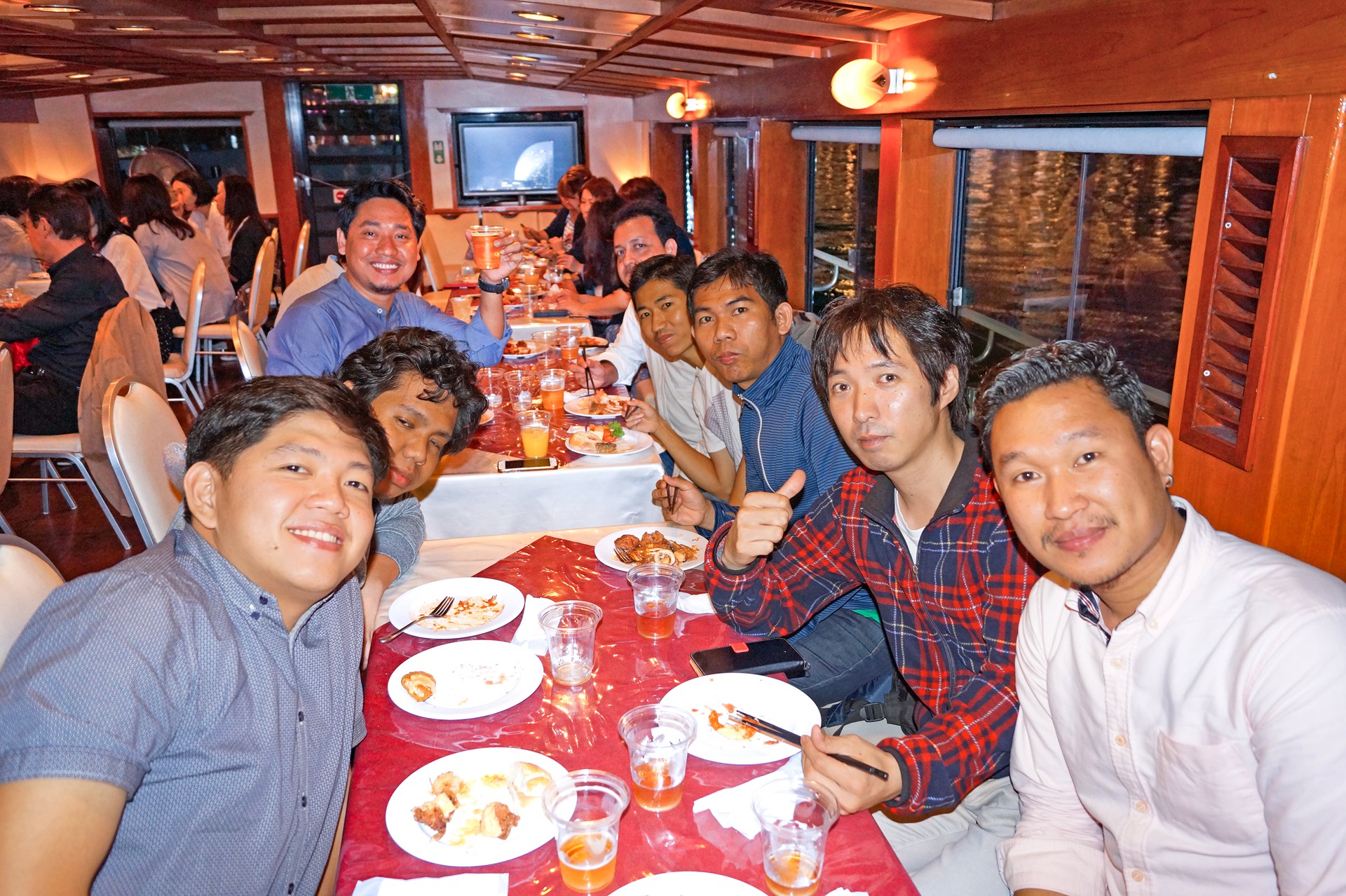 船内で料理を楽しむ人々