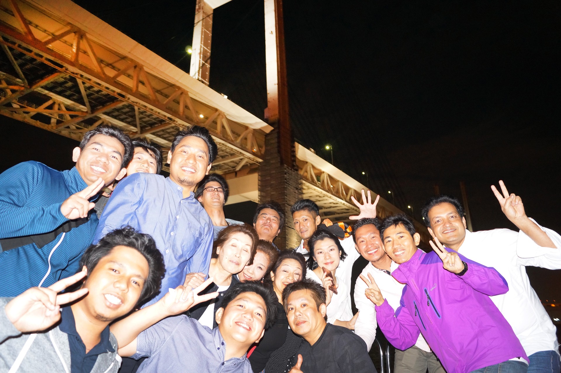 クルーザーのデッキで写真撮影を楽しむ人