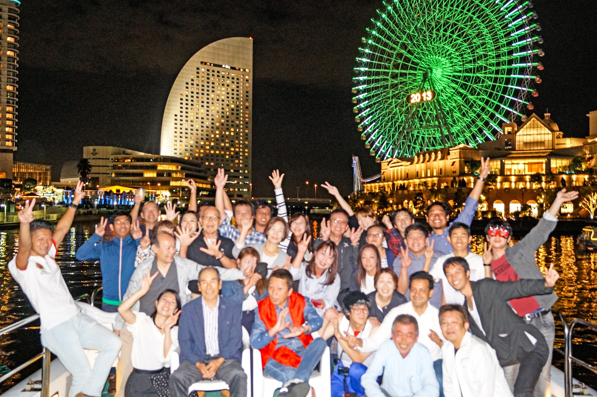横浜夜景をバックに記念写真