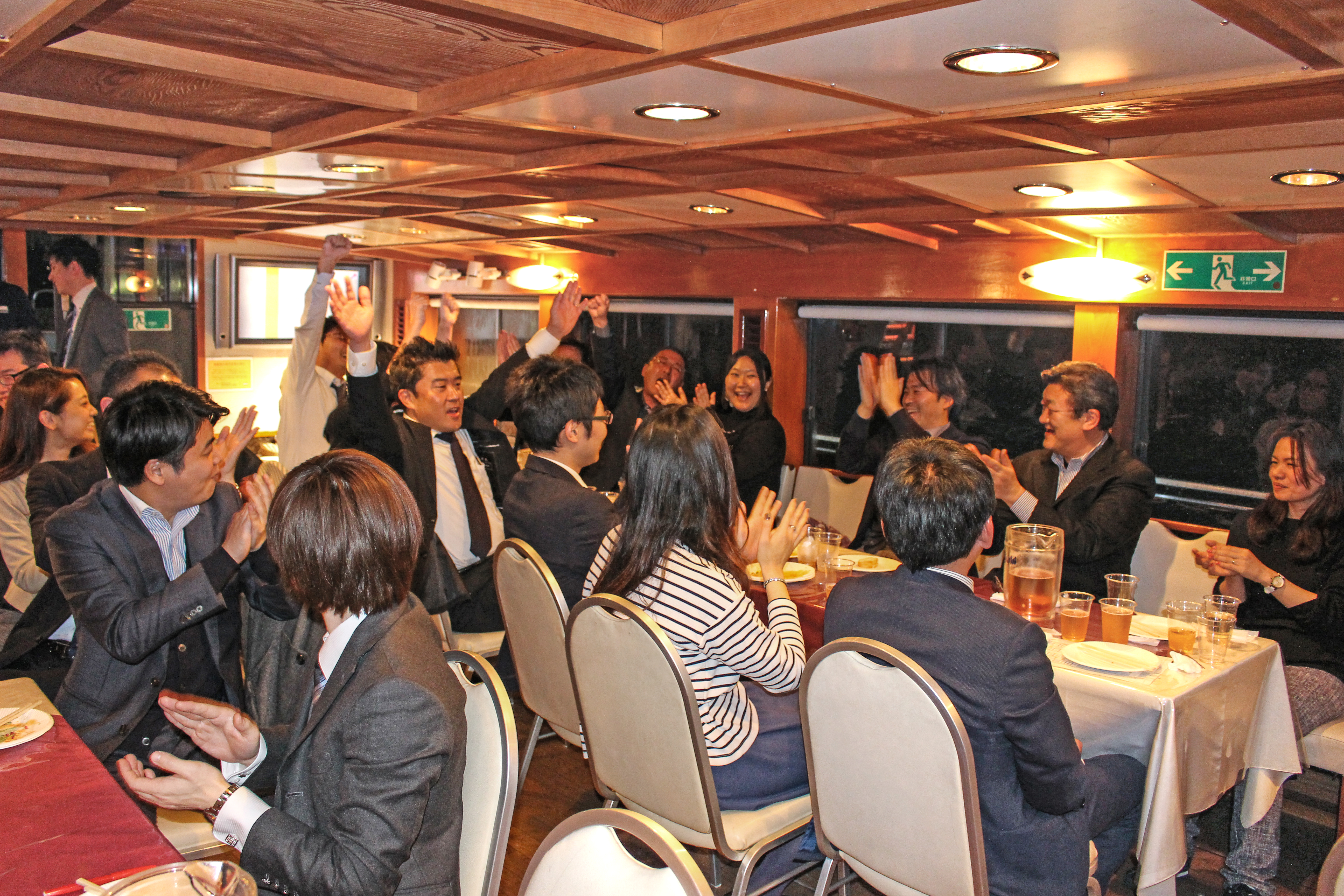 船内の盛り上がりの様子