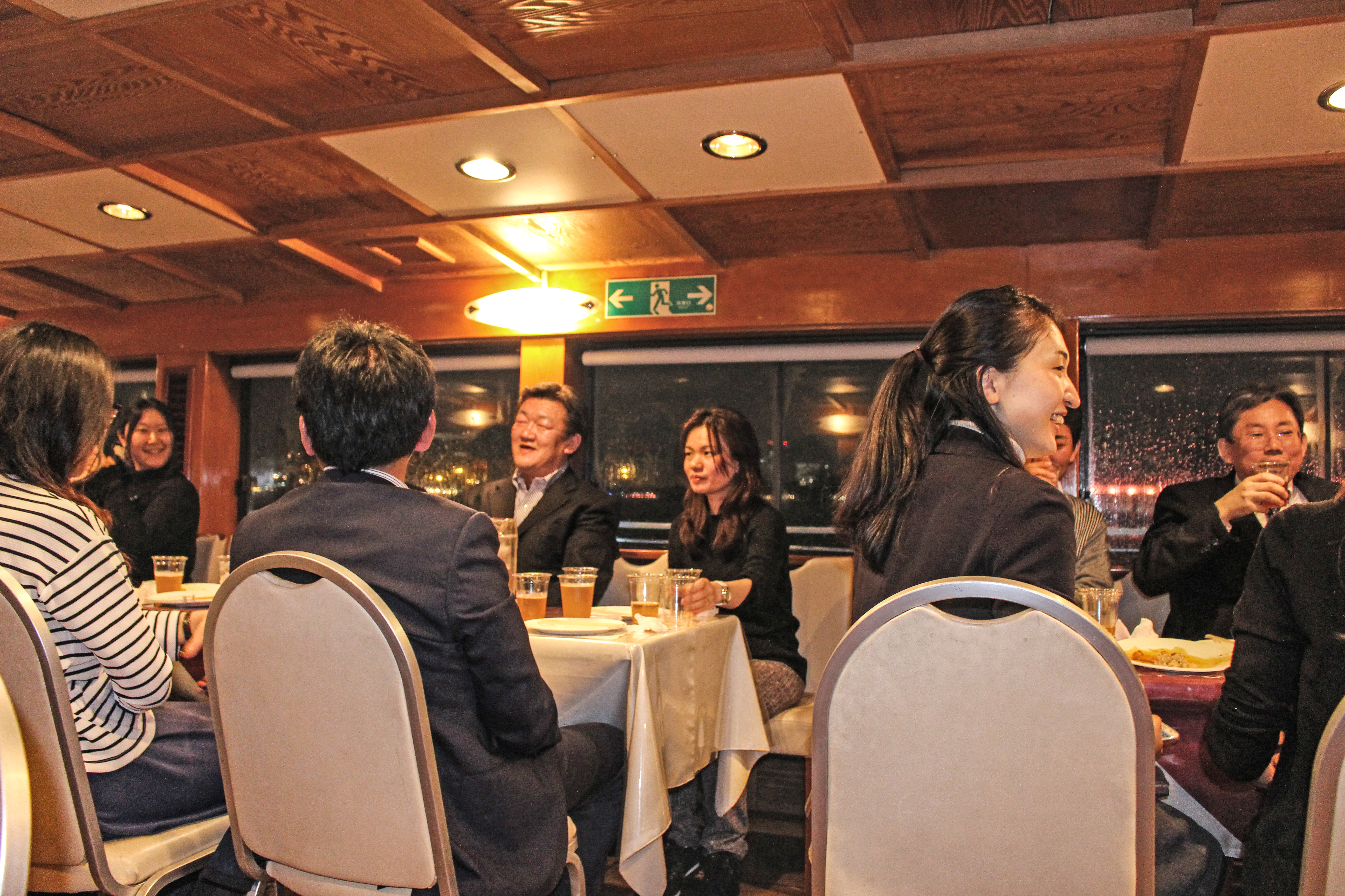 クルーザーで談笑する様子