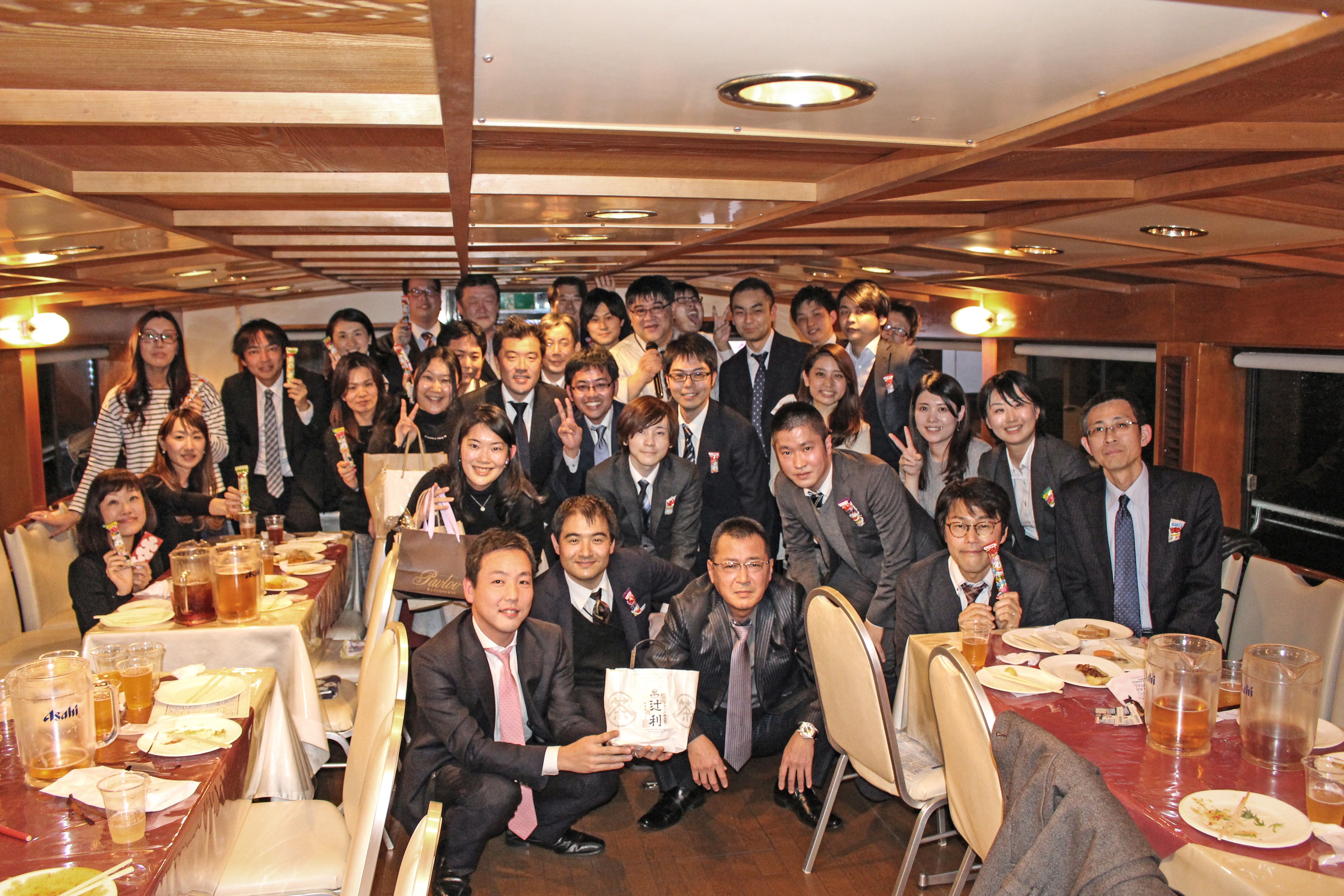 船内で記念写真
