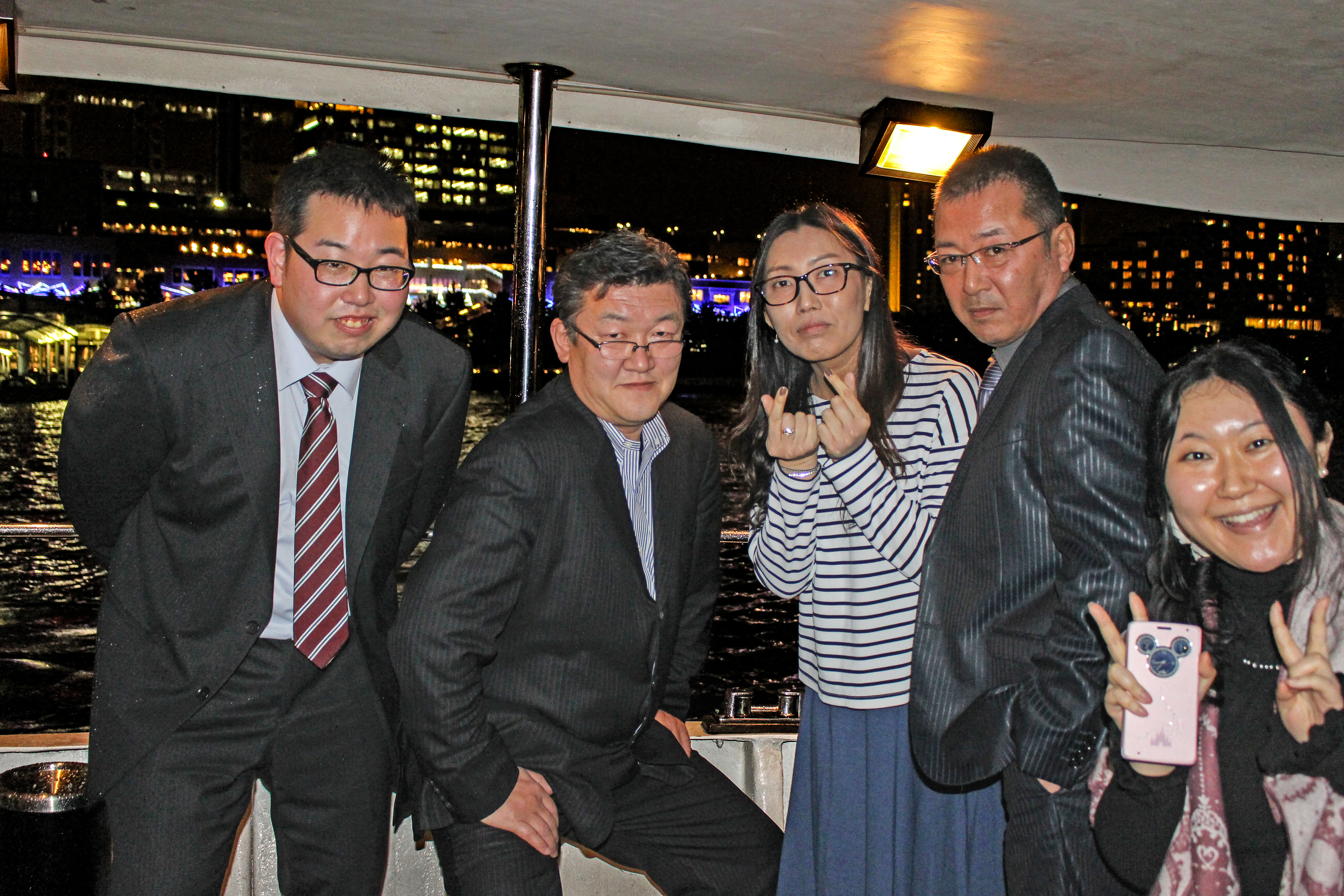 船内から見える夜景と撮影