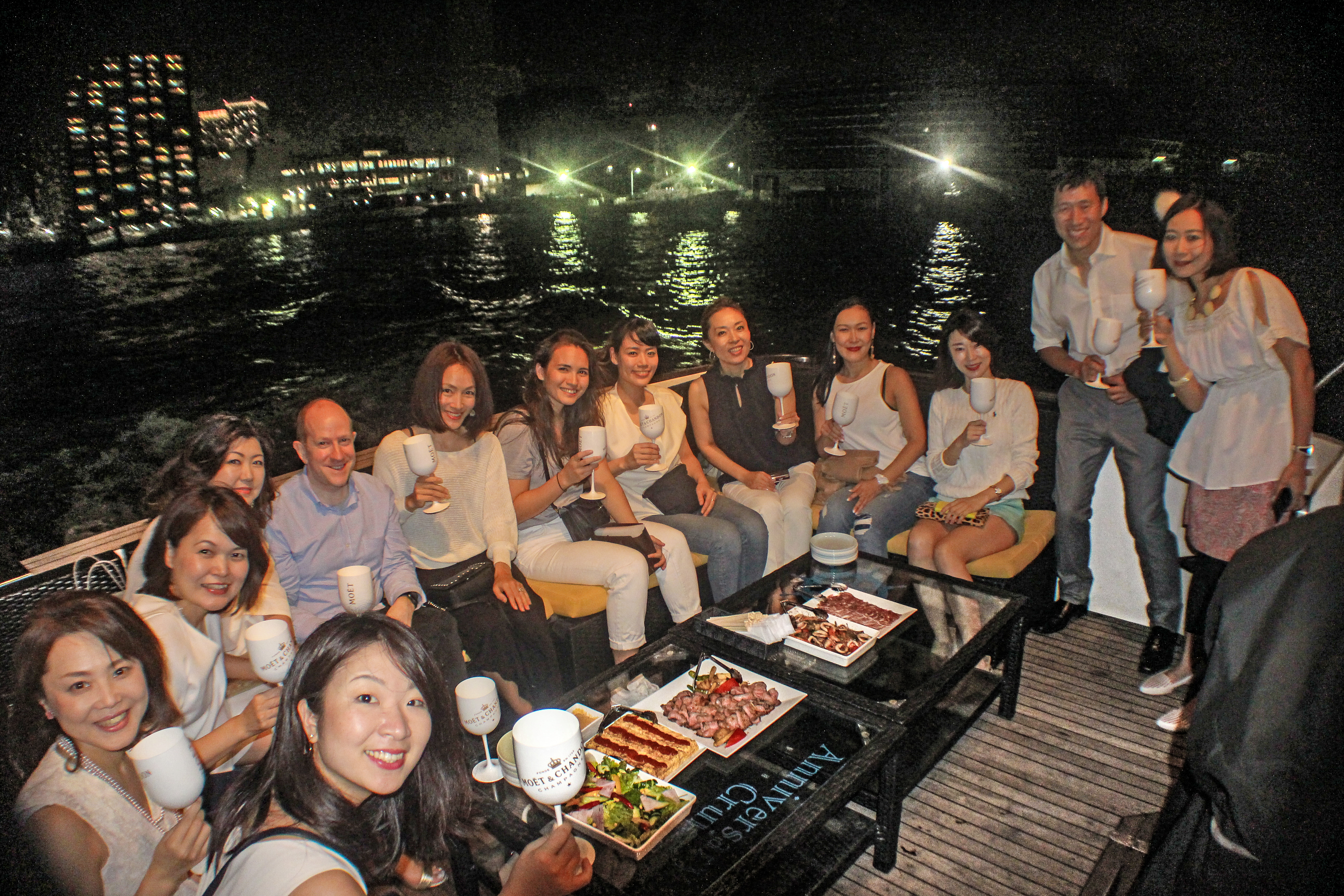 クルーザーのデッキで乾杯