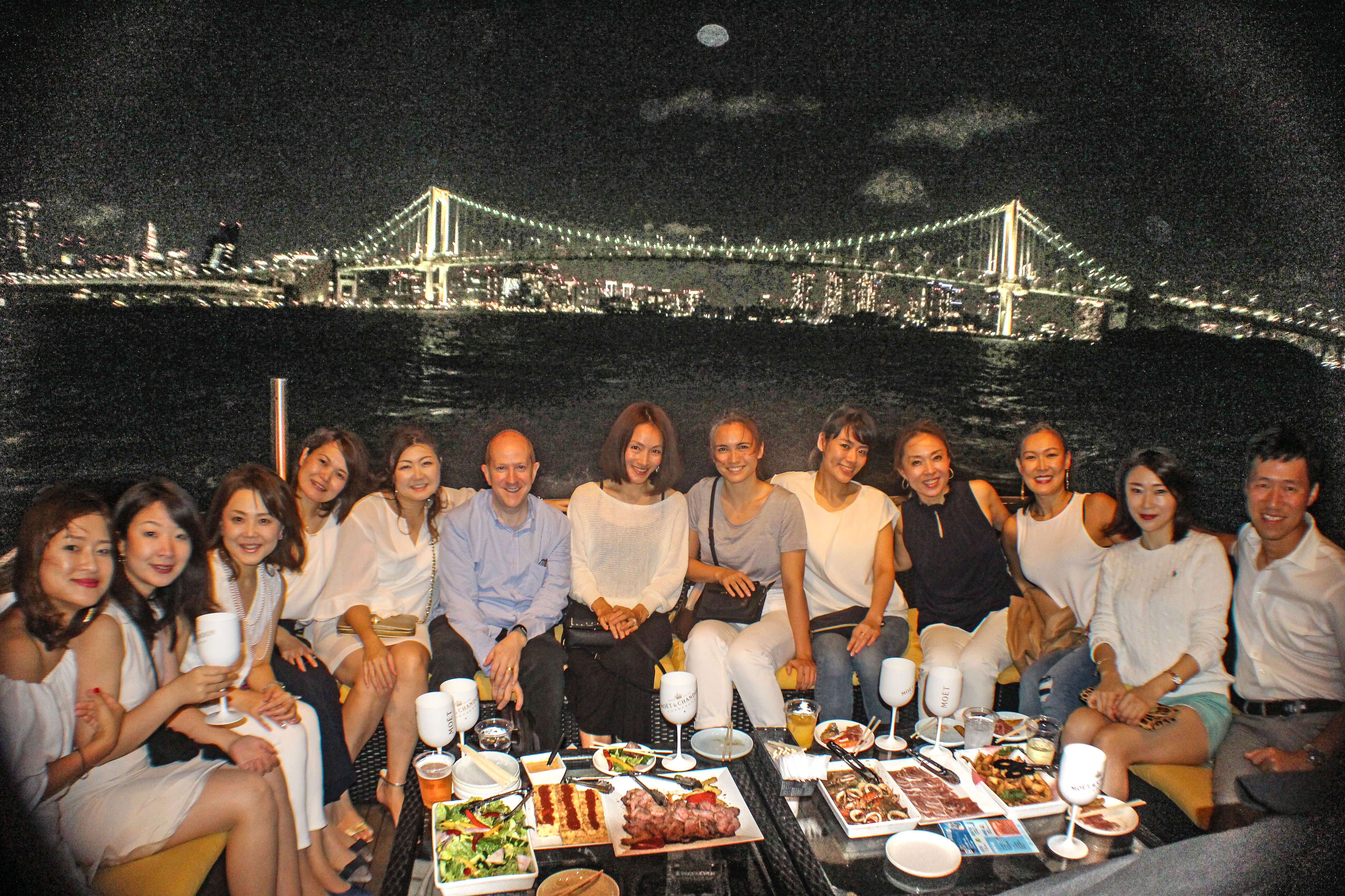 レインボーブリッジをバックに記念写真