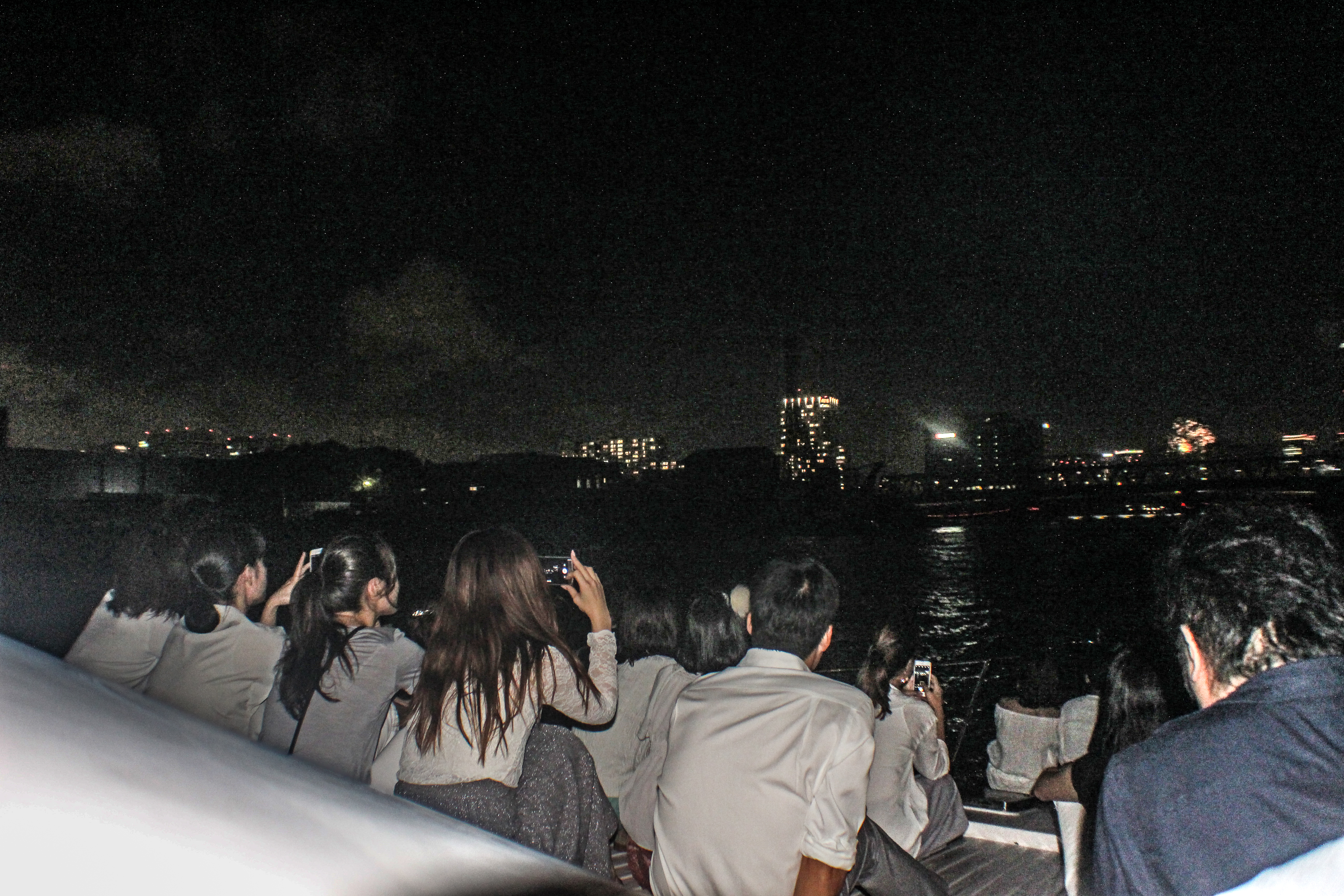 クルーザーのデッキで花火鑑賞